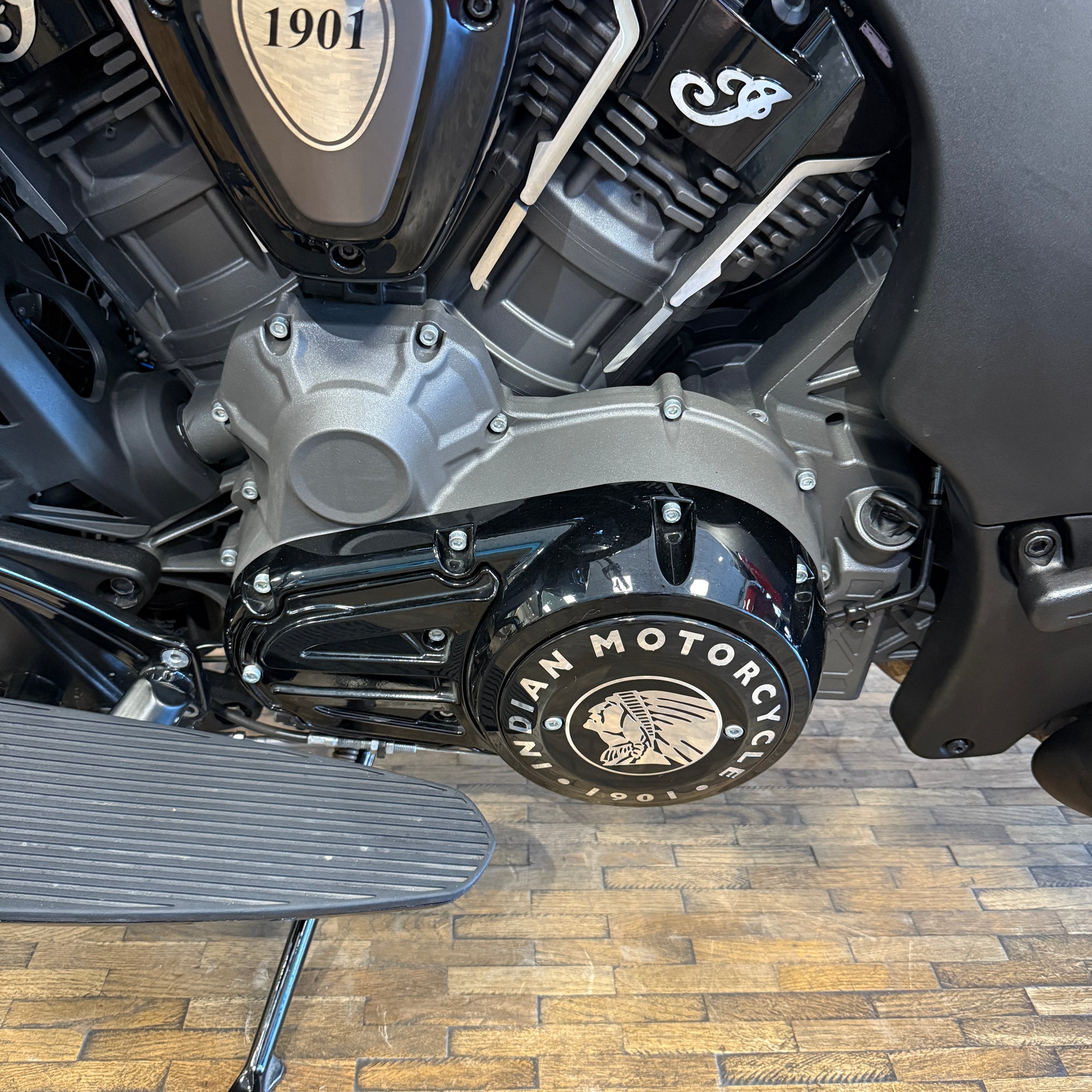 INDIAN CHALLENGER DARKHORSE - INDY RED WITH GRAPHICS - PreLoved