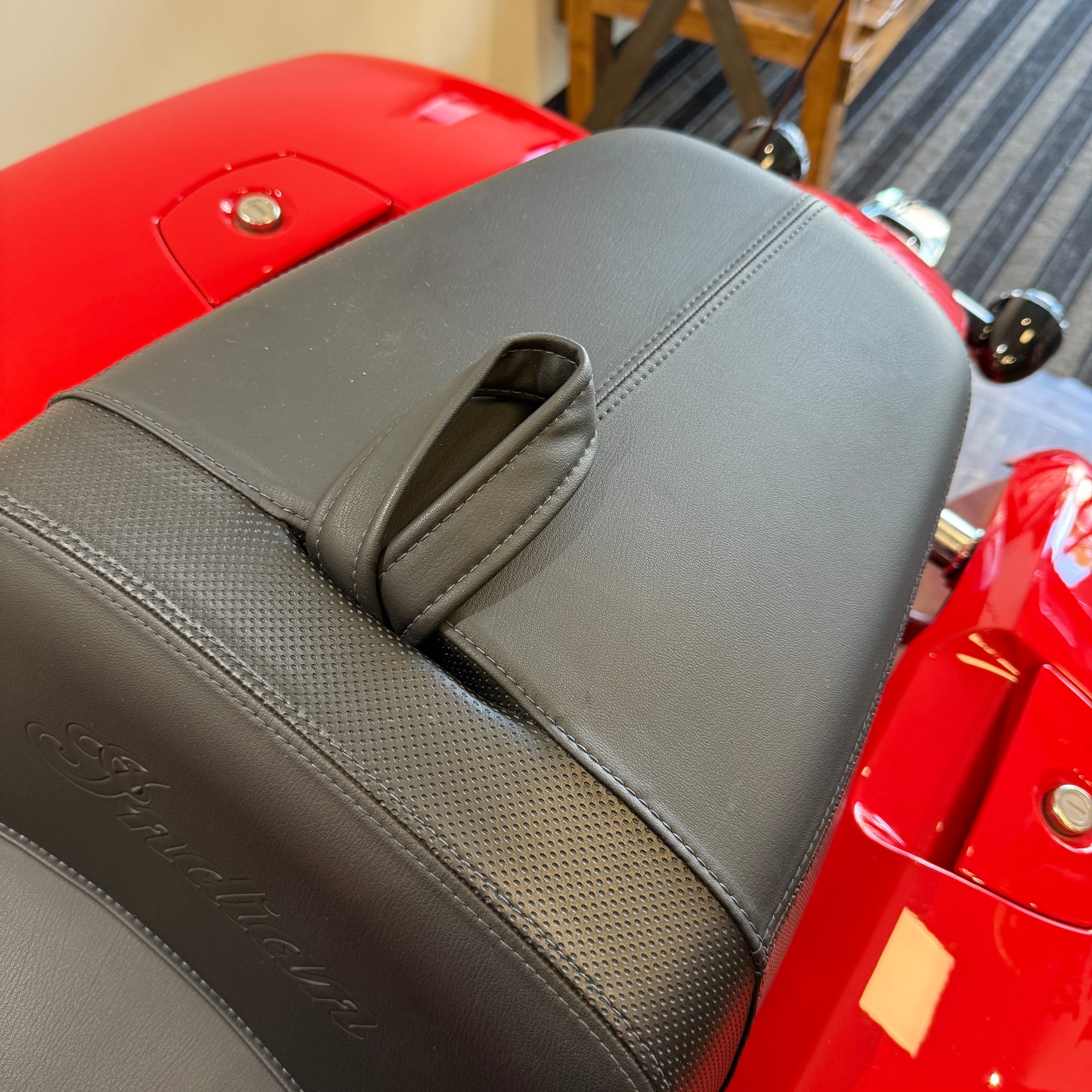 INDIAN CHALLENGER DARKHORSE - INDY RED WITH GRAPHICS - PreLoved