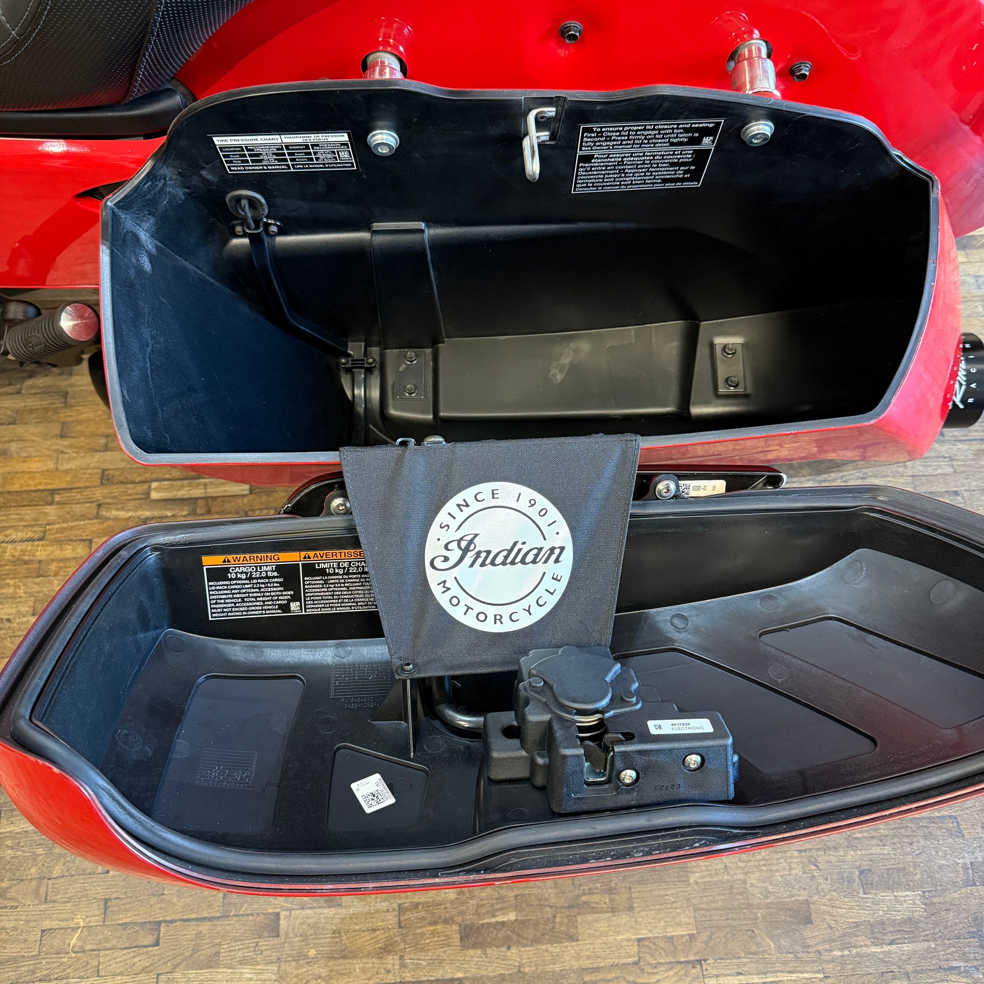 INDIAN CHALLENGER DARKHORSE - INDY RED WITH GRAPHICS - PreLoved