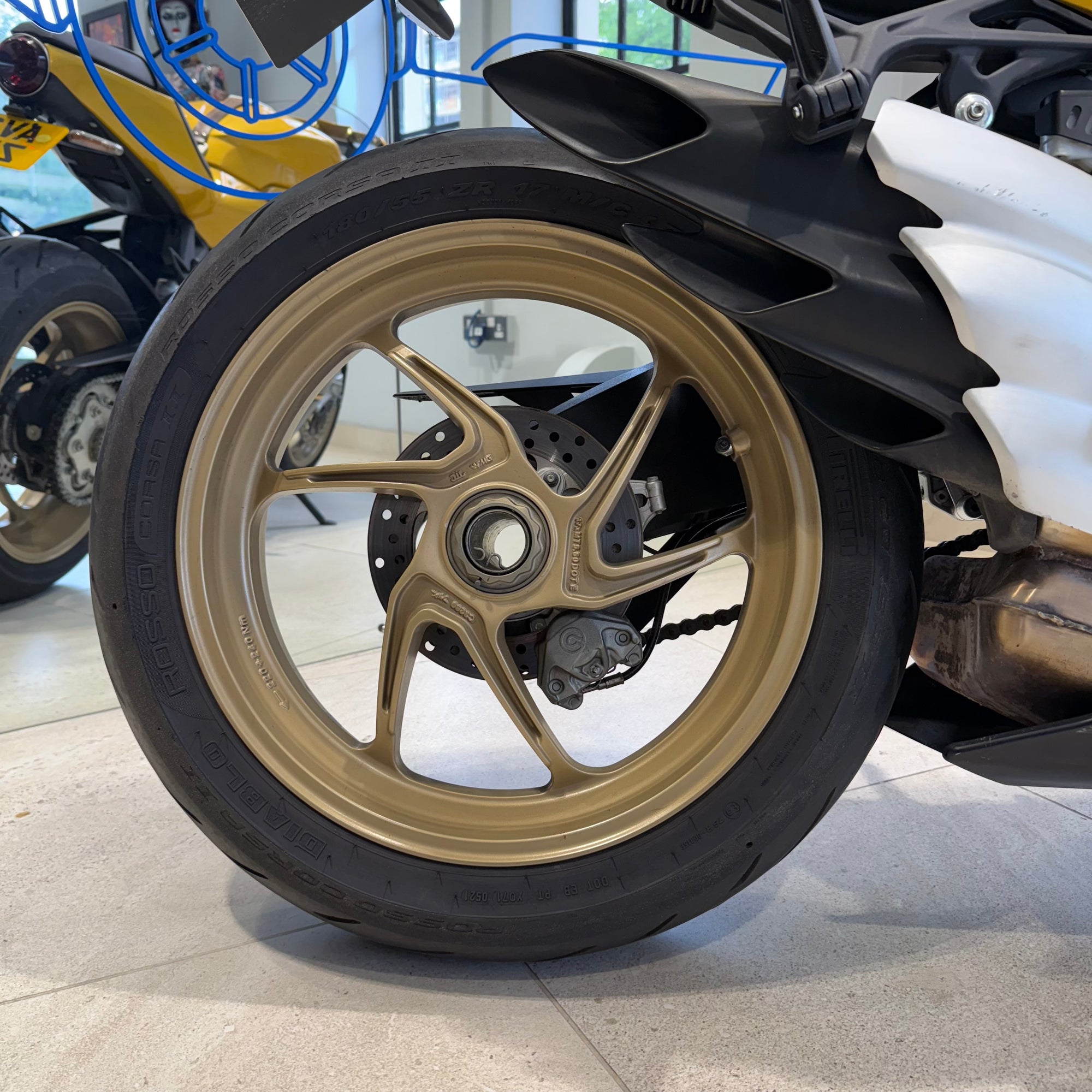 2021 MV Agusta Superveloce E5 - Metallic Yellow / Matt Metallic Graphite - PreLoved