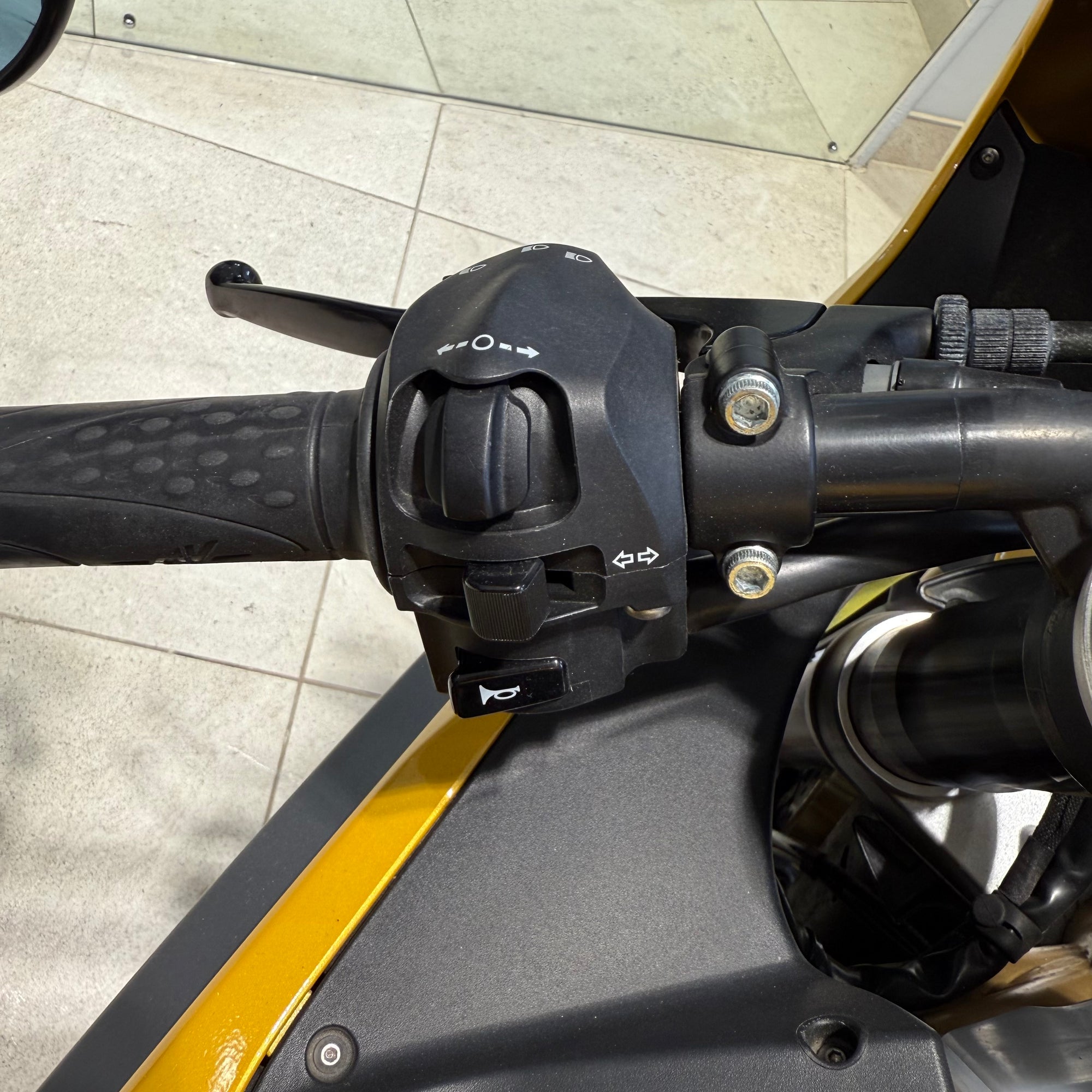 2021 MV Agusta Superveloce E5 - Metallic Yellow / Matt Metallic Graphite - PreLoved