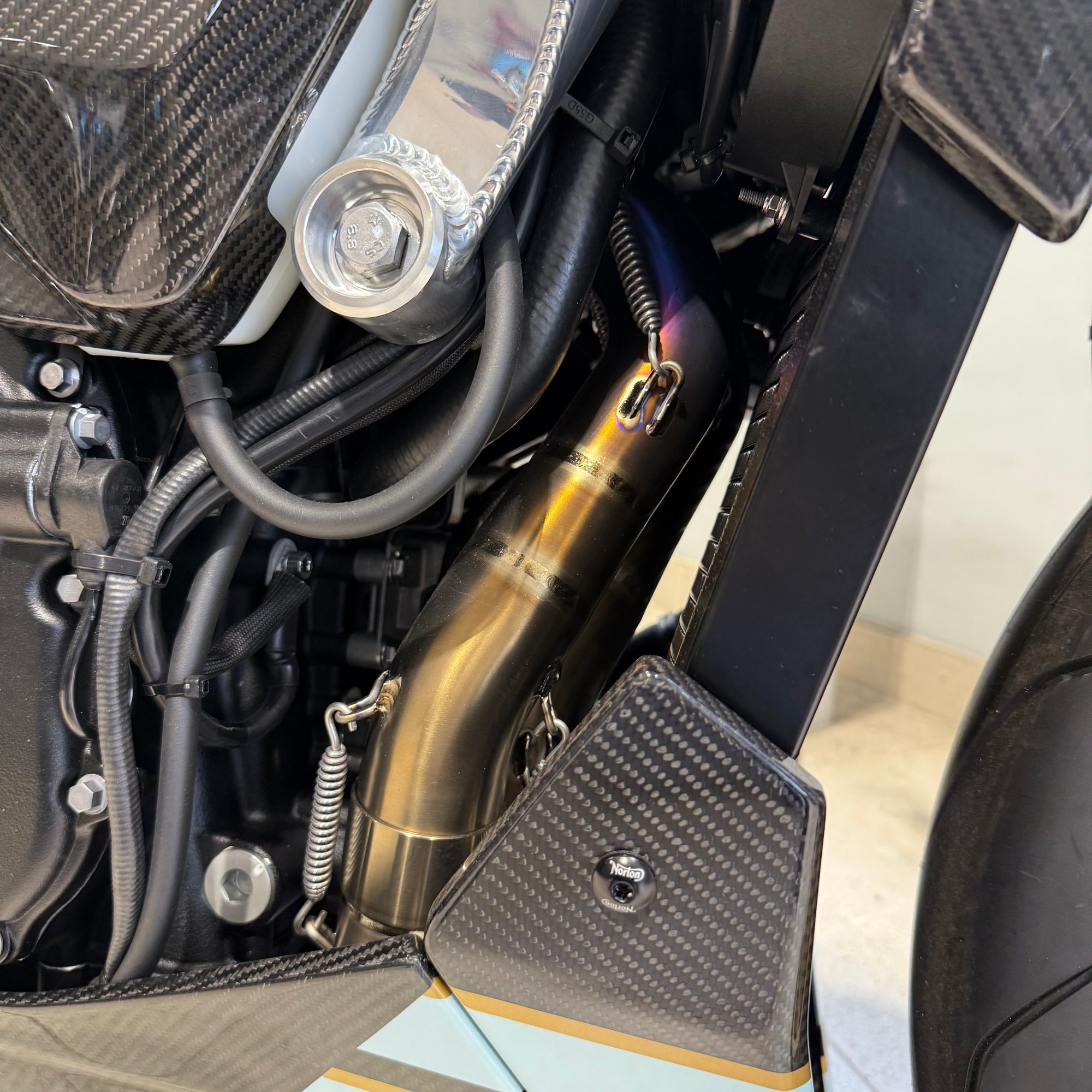 2025 Norton V4CR Carbon - Carbon Fibre / Black