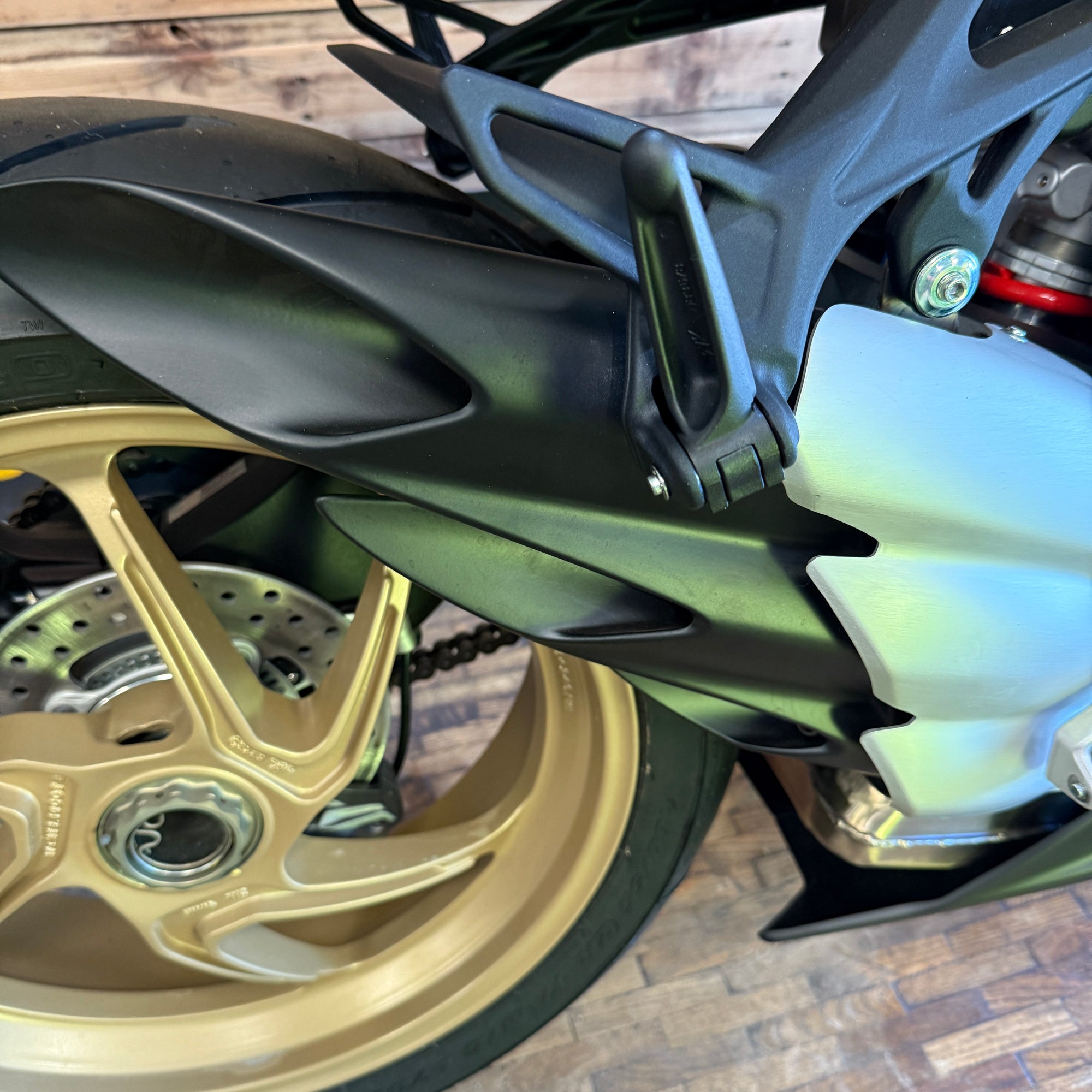 MV Agusta Superveloce E5 - Metallic Yellow/ Matt metallic Graphite