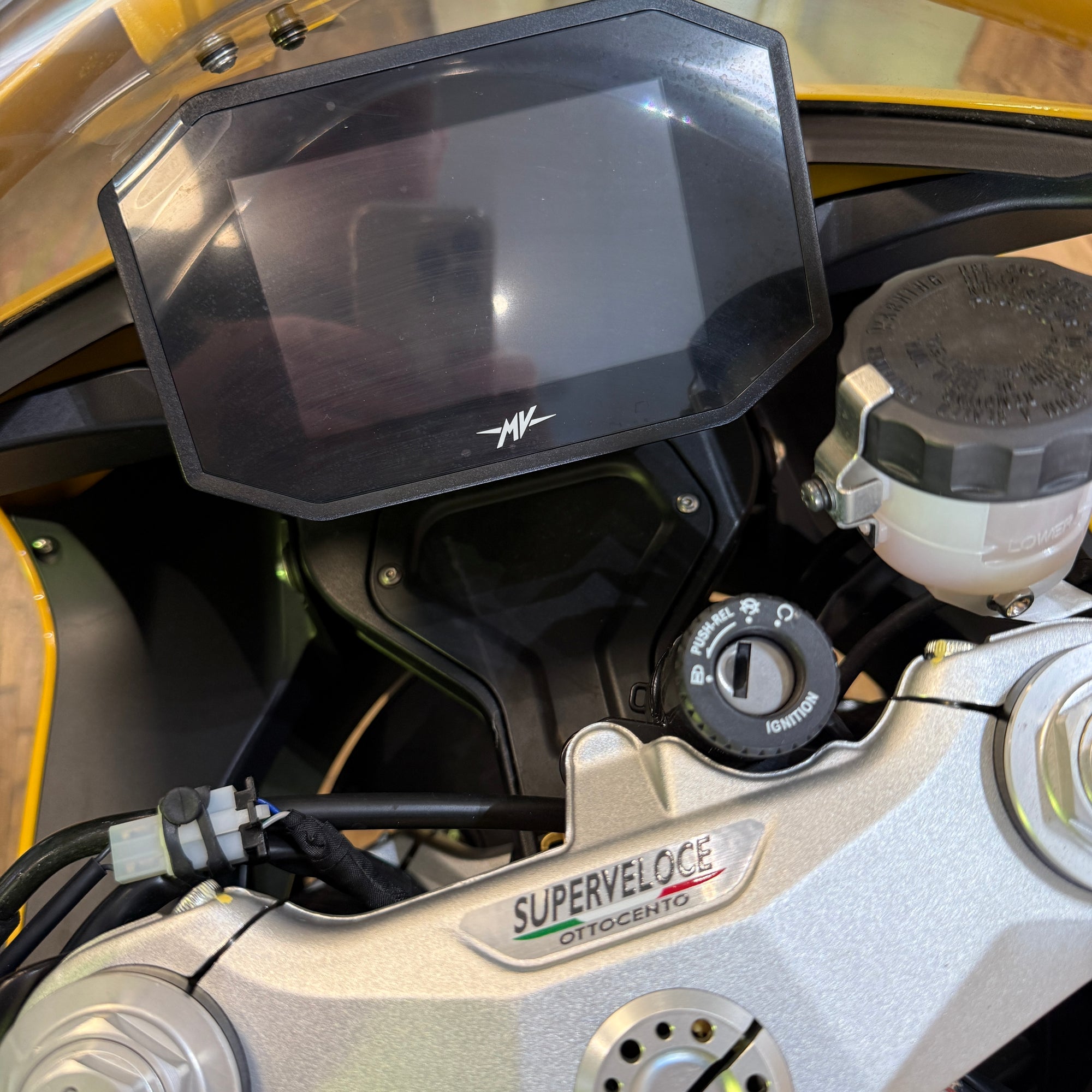 MV Agusta Superveloce E5 - Metallic Yellow/ Matt metallic Graphite