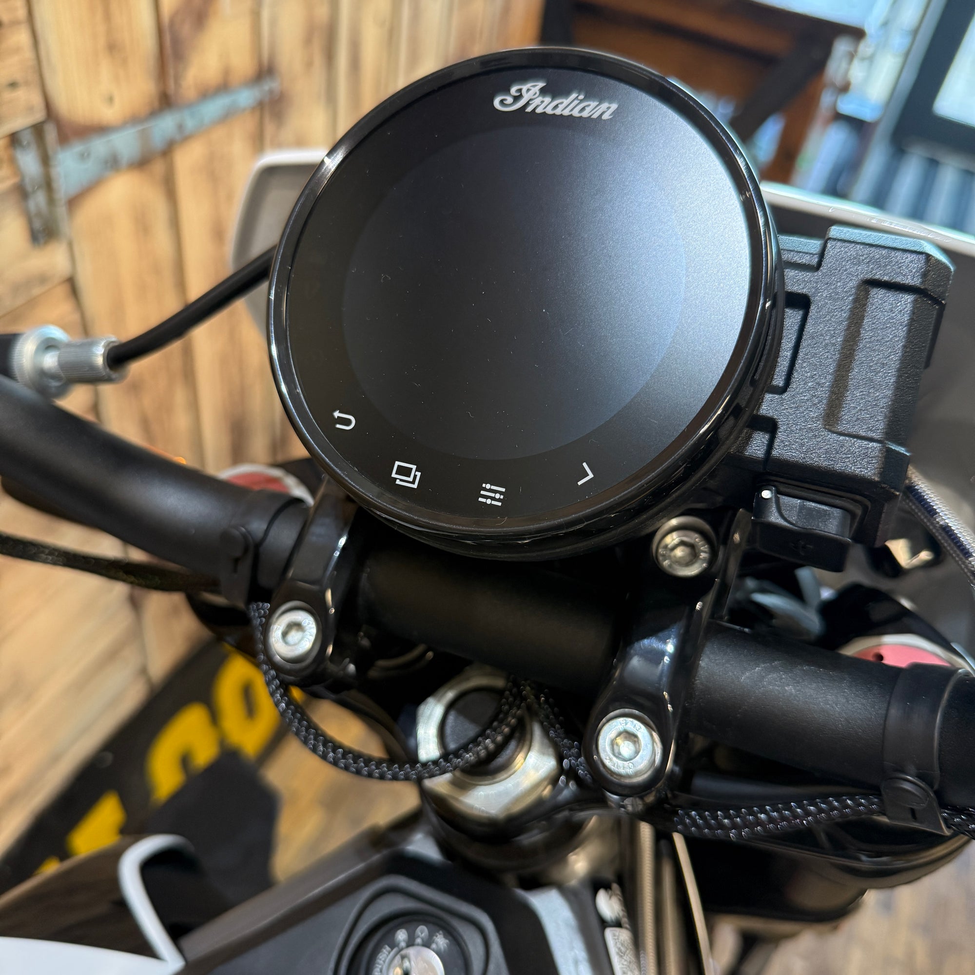 INDIAN FTR SPORT - White lightening/Indy red - Preloved