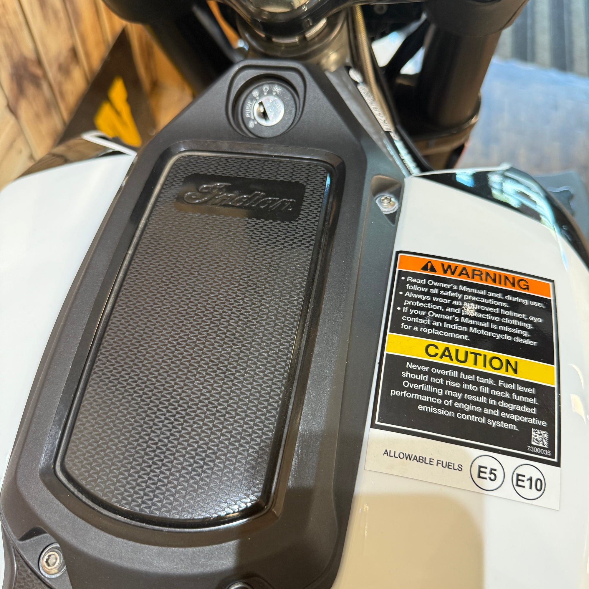 INDIAN FTR SPORT - White lightening/Indy red - Preloved