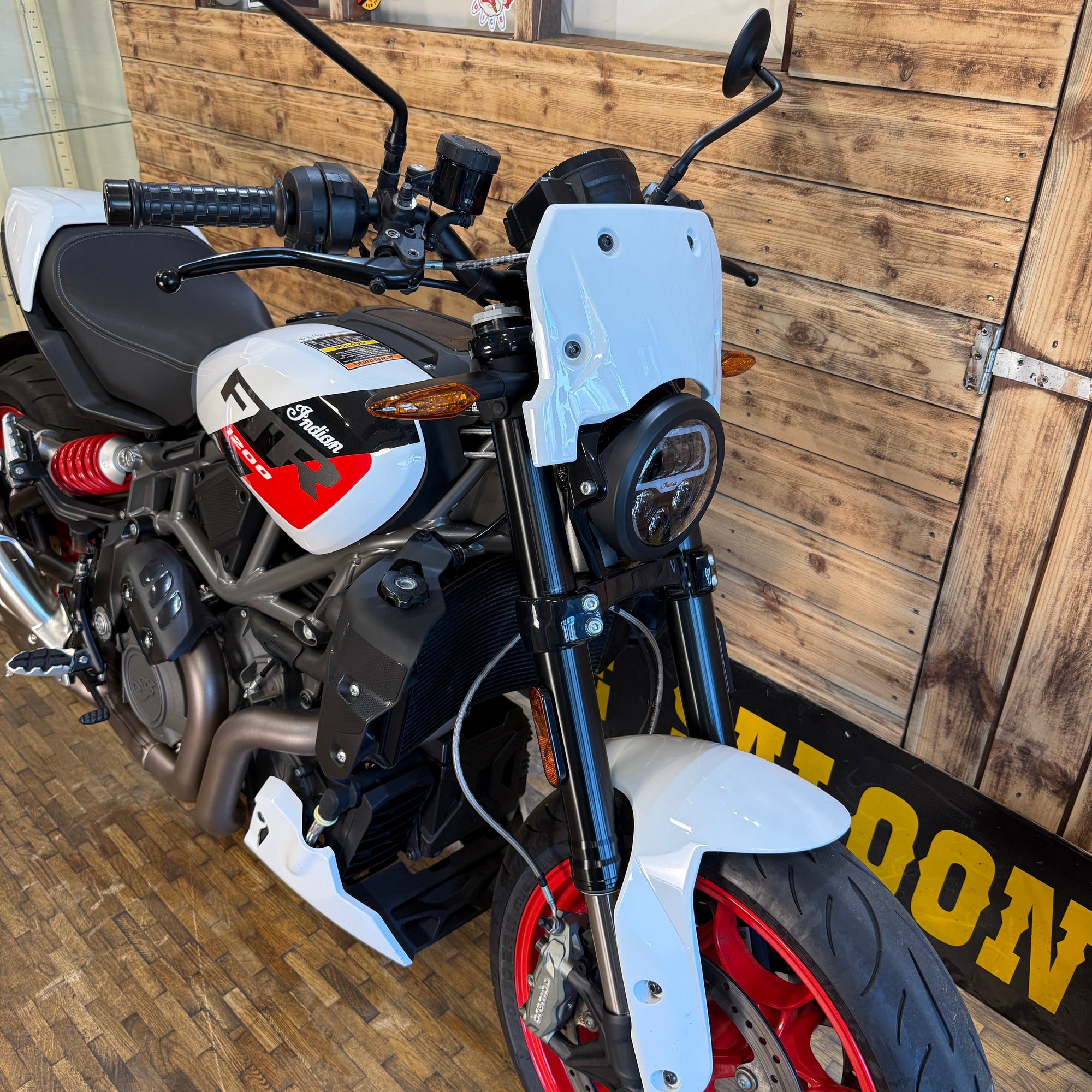 INDIAN FTR SPORT - White lightening/Indy red - Preloved