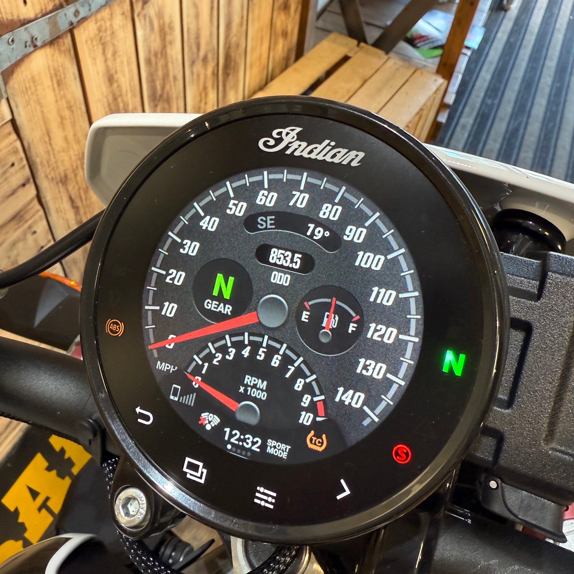 INDIAN FTR SPORT - White lightening/Indy red - Preloved