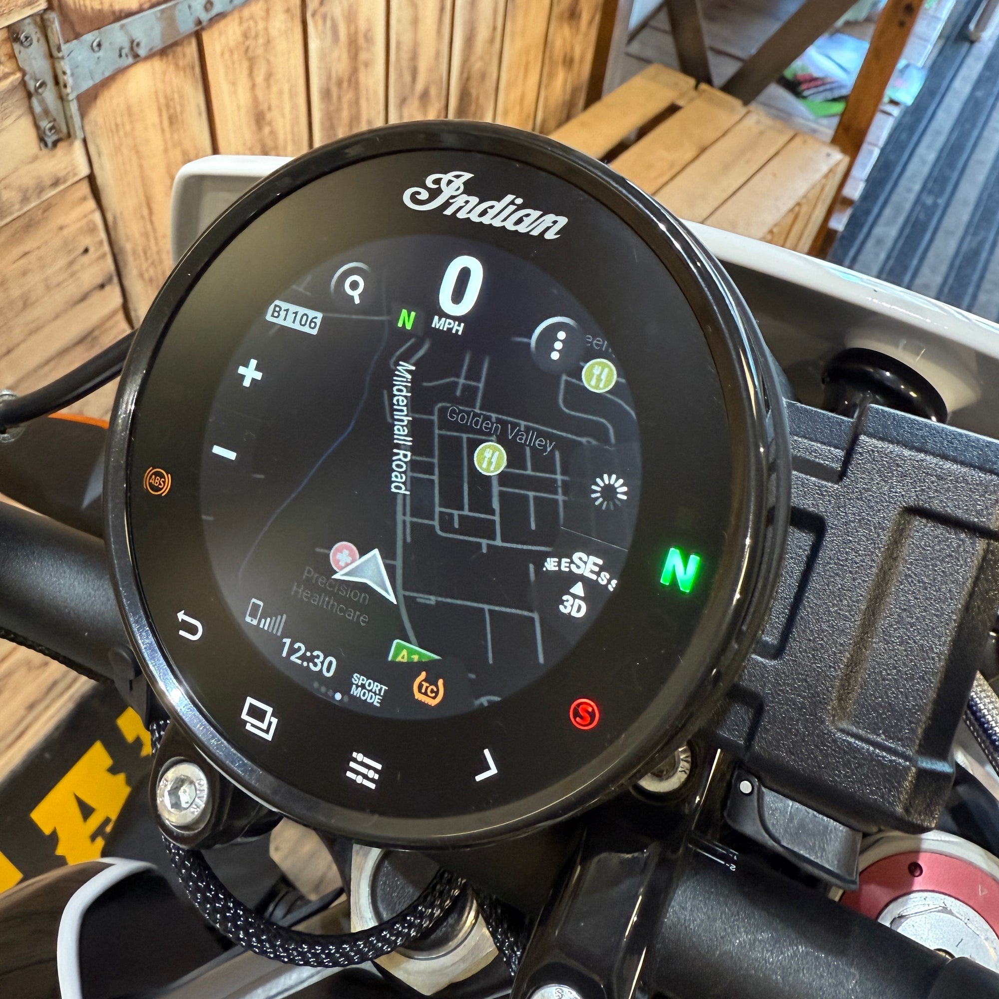 INDIAN FTR SPORT - White lightening/Indy red - Preloved