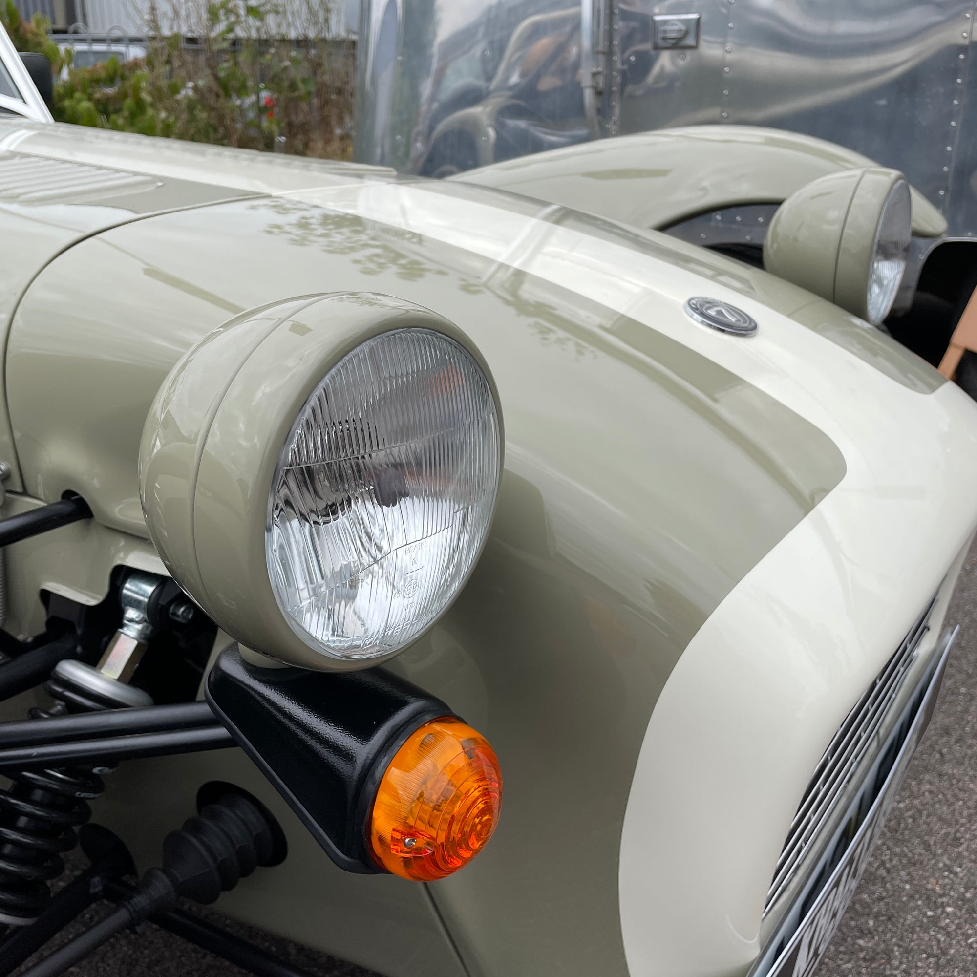 21/21 CATERHAM SUPER SEVEN 1600 STANDARD CHASSIS - SAXONY GREY & OXFORD WHITE WITH BISCUIT MUIRHEAD LEATHER