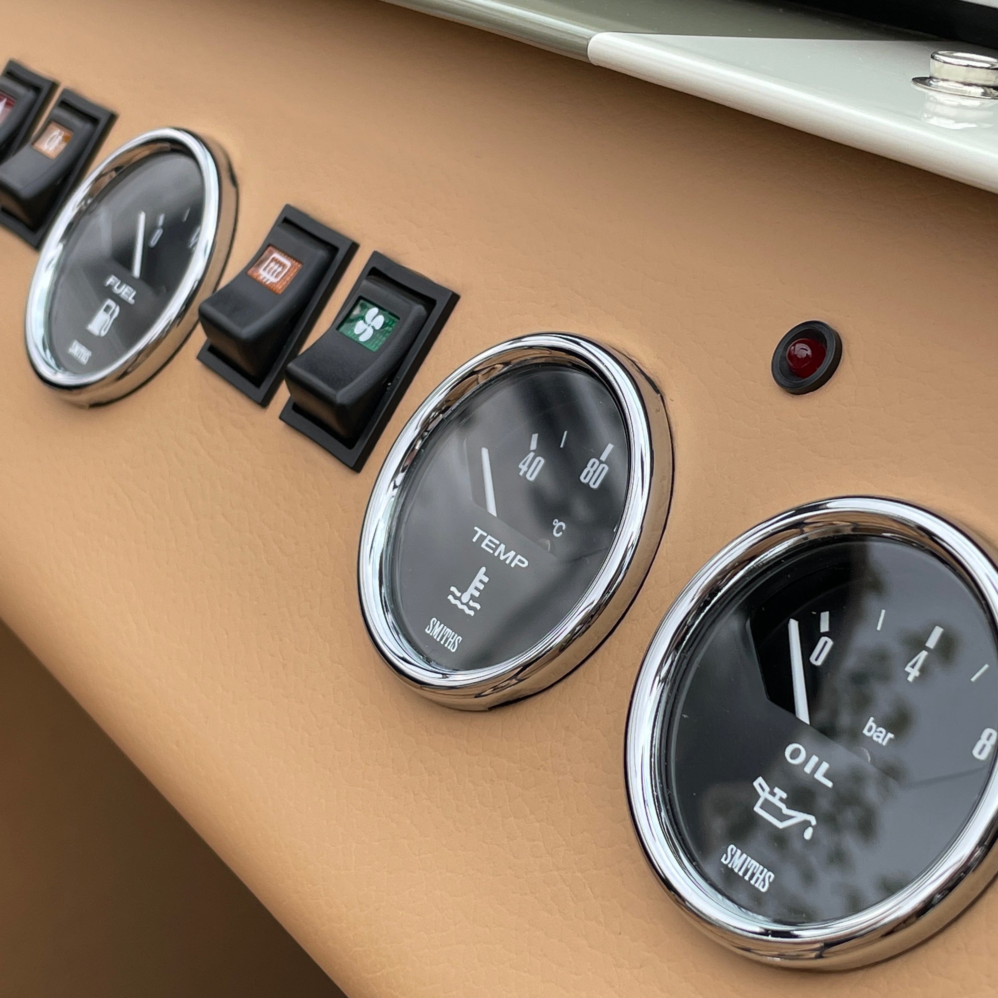 21/21 CATERHAM SUPER SEVEN 1600 STANDARD CHASSIS - SAXONY GREY & OXFORD WHITE WITH BISCUIT MUIRHEAD LEATHER