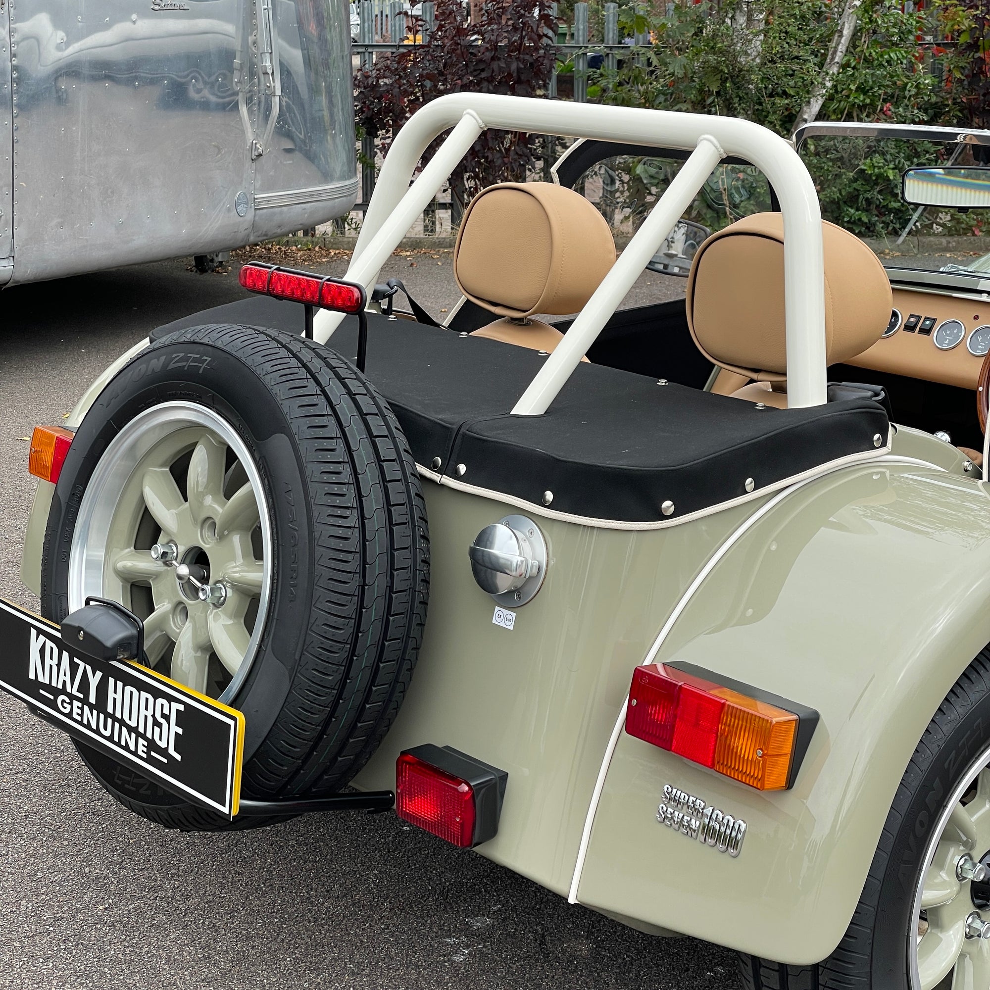 21/21 CATERHAM SUPER SEVEN 1600 STANDARD CHASSIS - SAXONY GREY & OXFORD WHITE WITH BISCUIT MUIRHEAD LEATHER