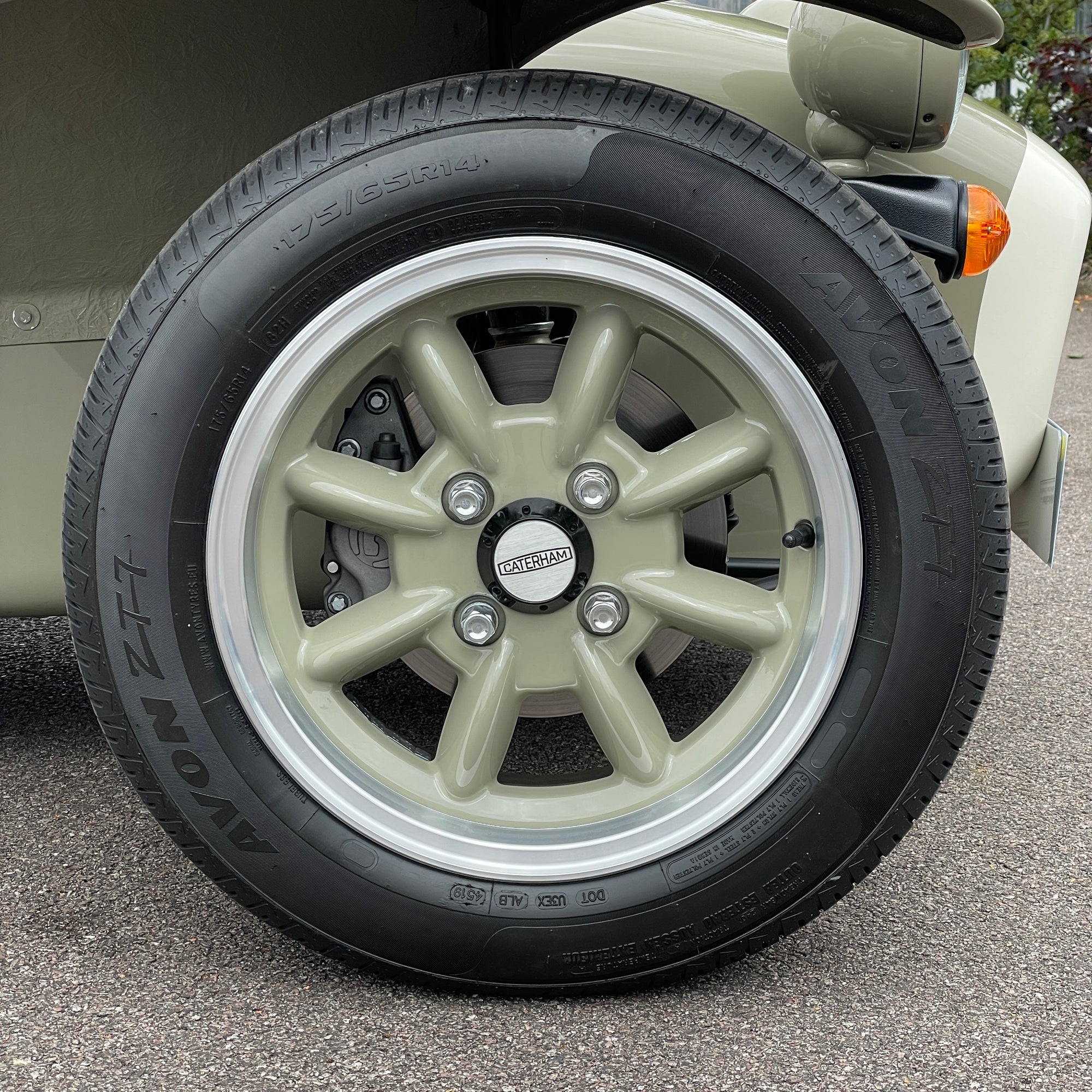 21/21 CATERHAM SUPER SEVEN 1600 STANDARD CHASSIS - SAXONY GREY & OXFORD WHITE WITH BISCUIT MUIRHEAD LEATHER