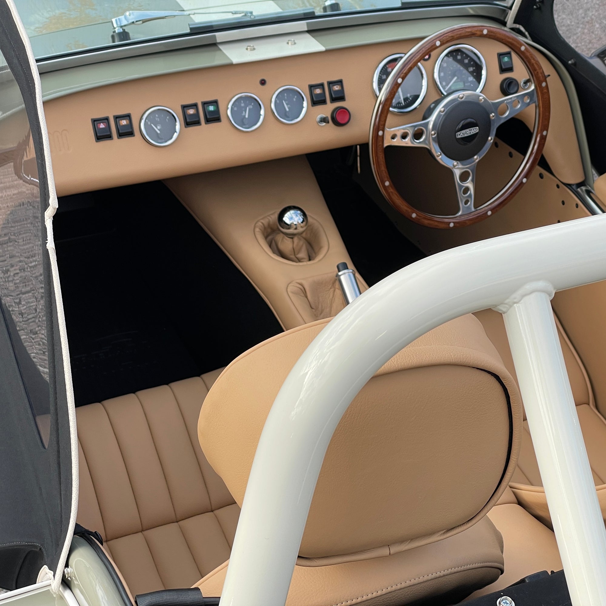 CATERHAM SUPER SEVEN 2000 STANDARD CHASSIS - SAXONY GREY & OXFORD WHITE WITH BISCUIT MUIRHEAD LEATHER