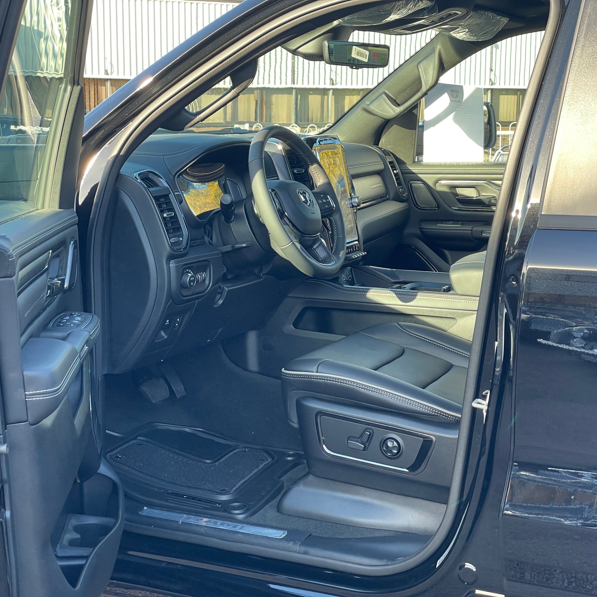 RAM 1500 LIMITED NIGHT CREW CAB - DIAMOND BLACK WITH BLACK