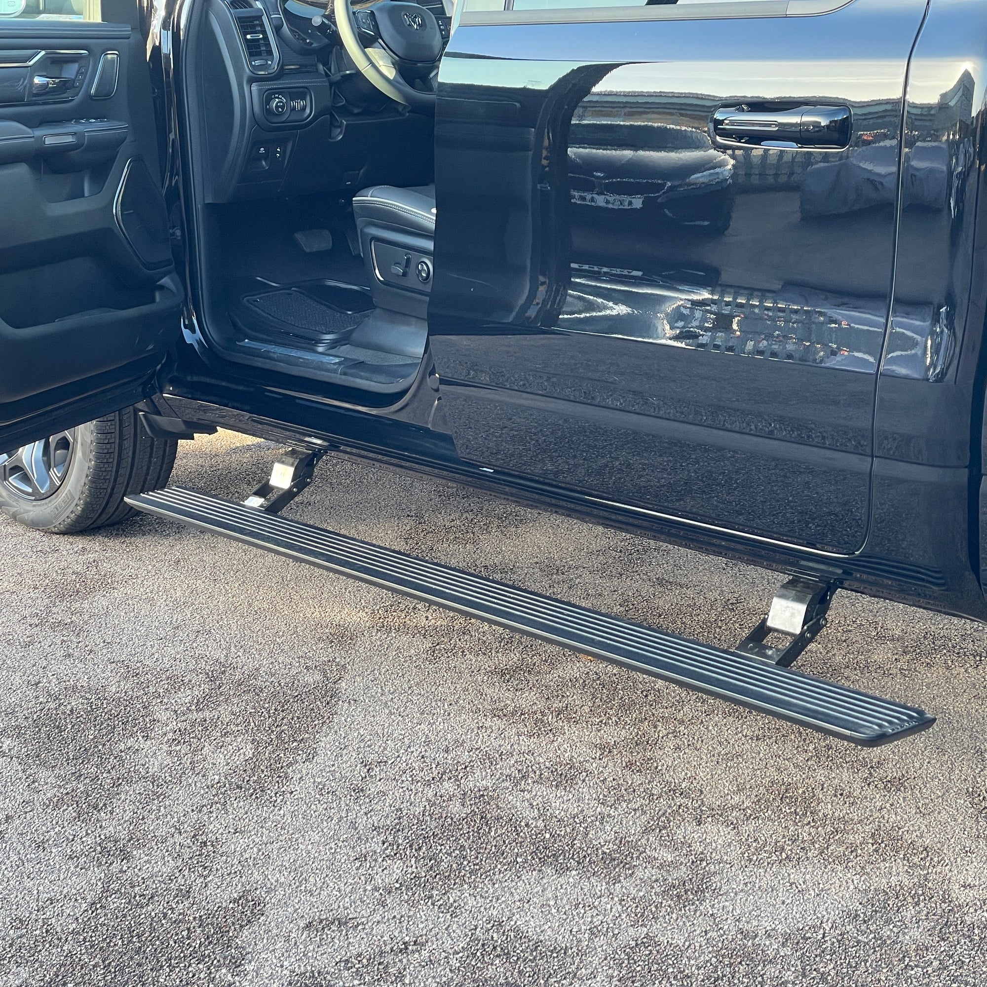 RAM 1500 LIMITED NIGHT CREW CAB - DIAMOND BLACK WITH BLACK