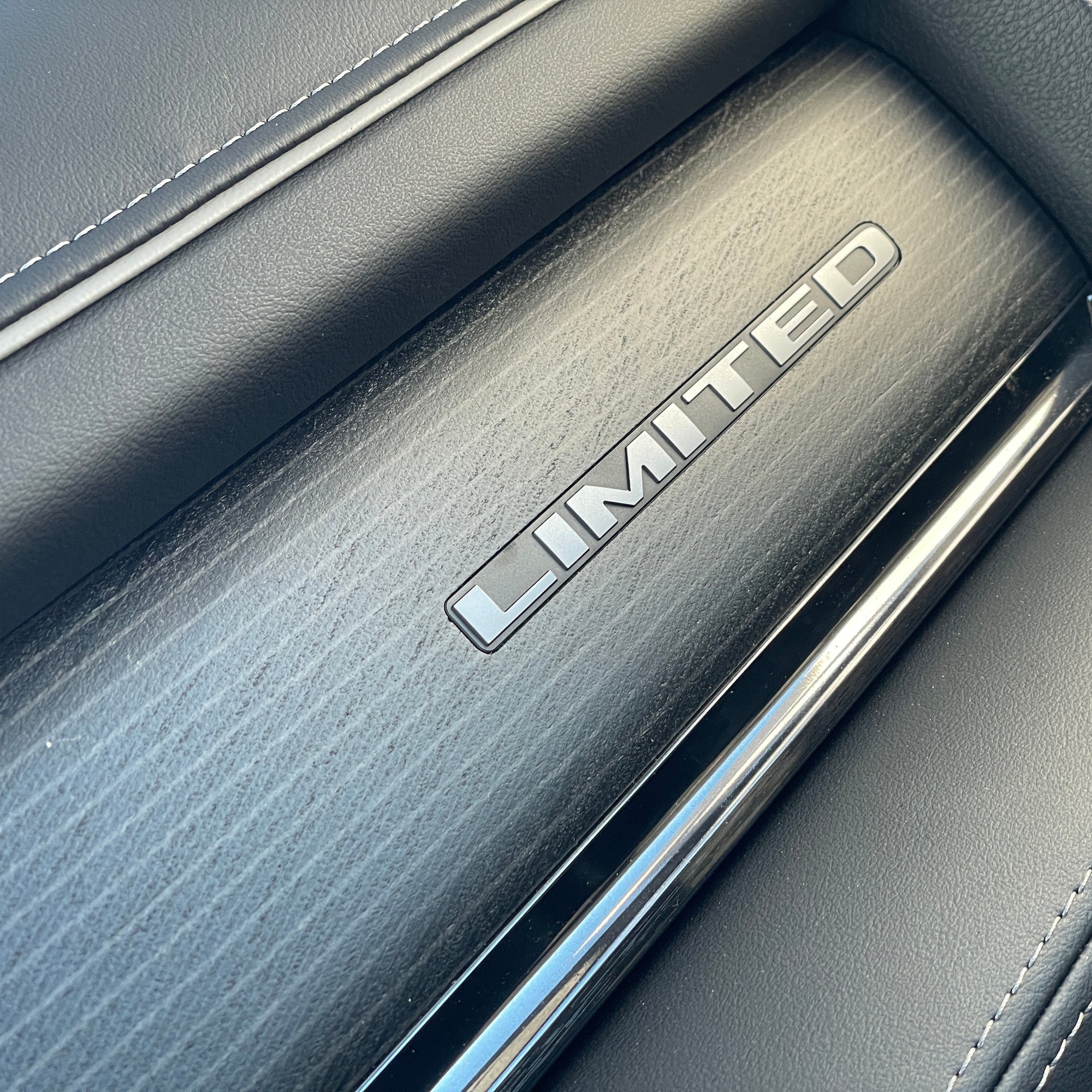 RAM 1500 LIMITED NIGHT CREW CAB - DIAMOND BLACK WITH BLACK