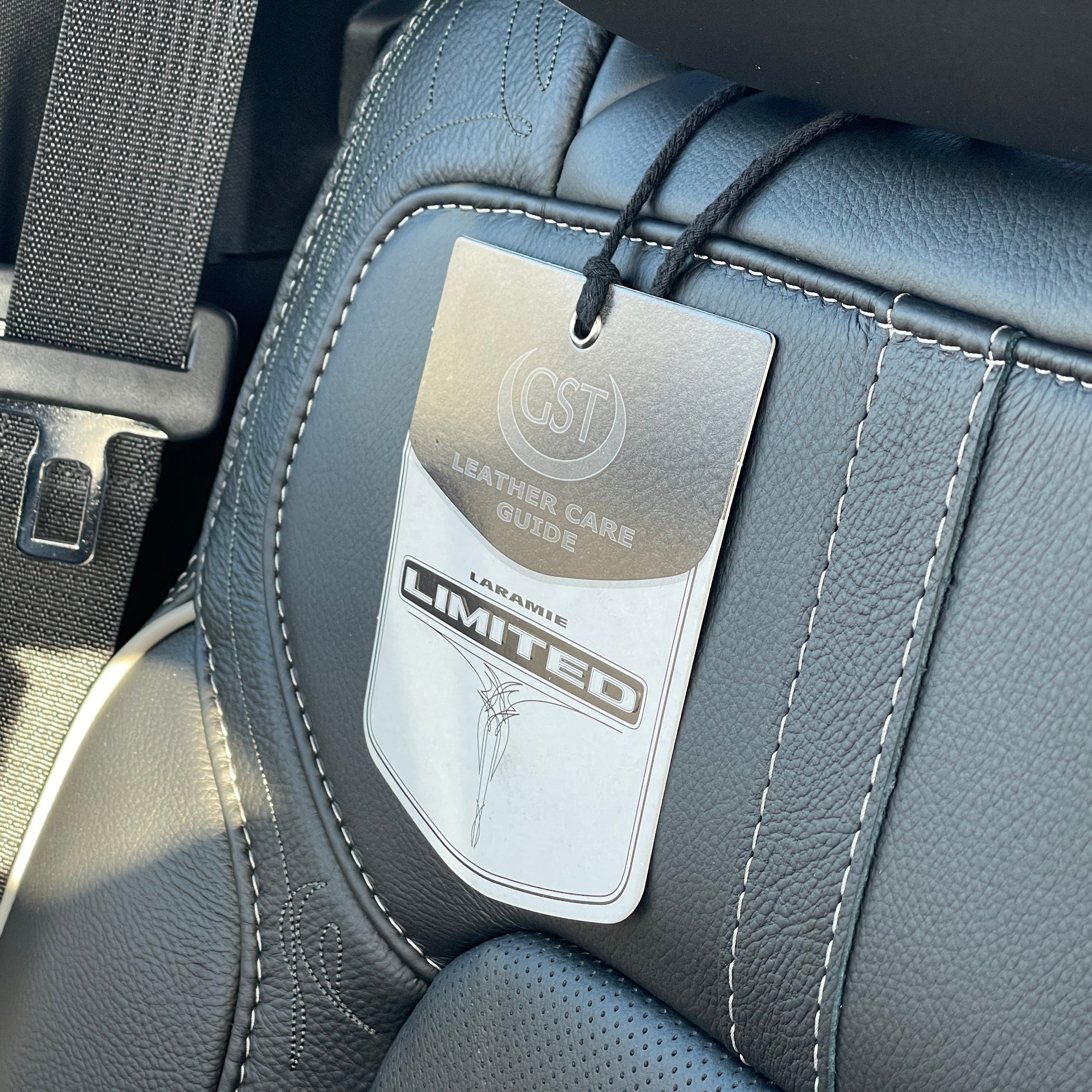 RAM 1500 LIMITED NIGHT CREW CAB - DIAMOND BLACK WITH BLACK