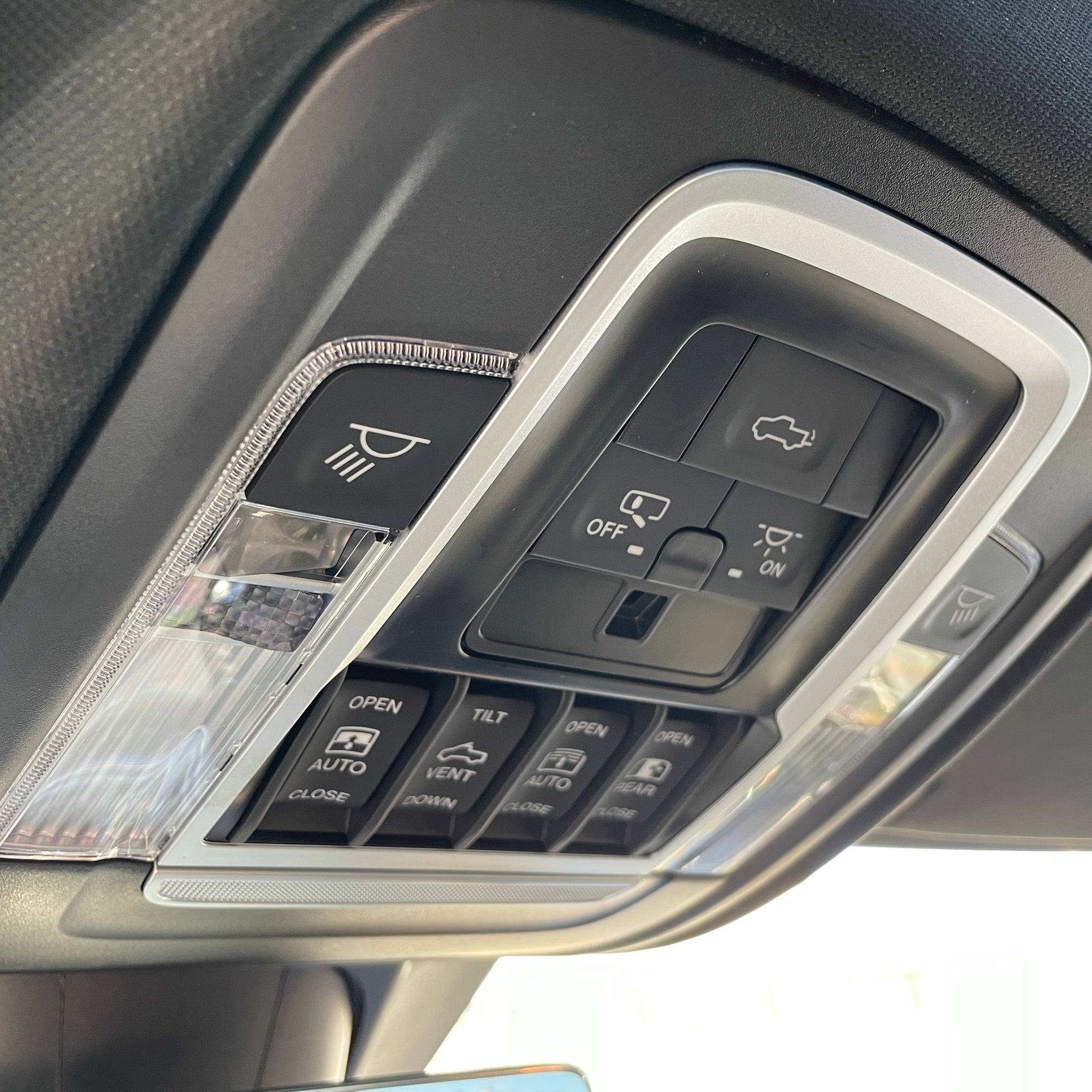 RAM 1500 LIMITED NIGHT CREW CAB - DIAMOND BLACK WITH BLACK