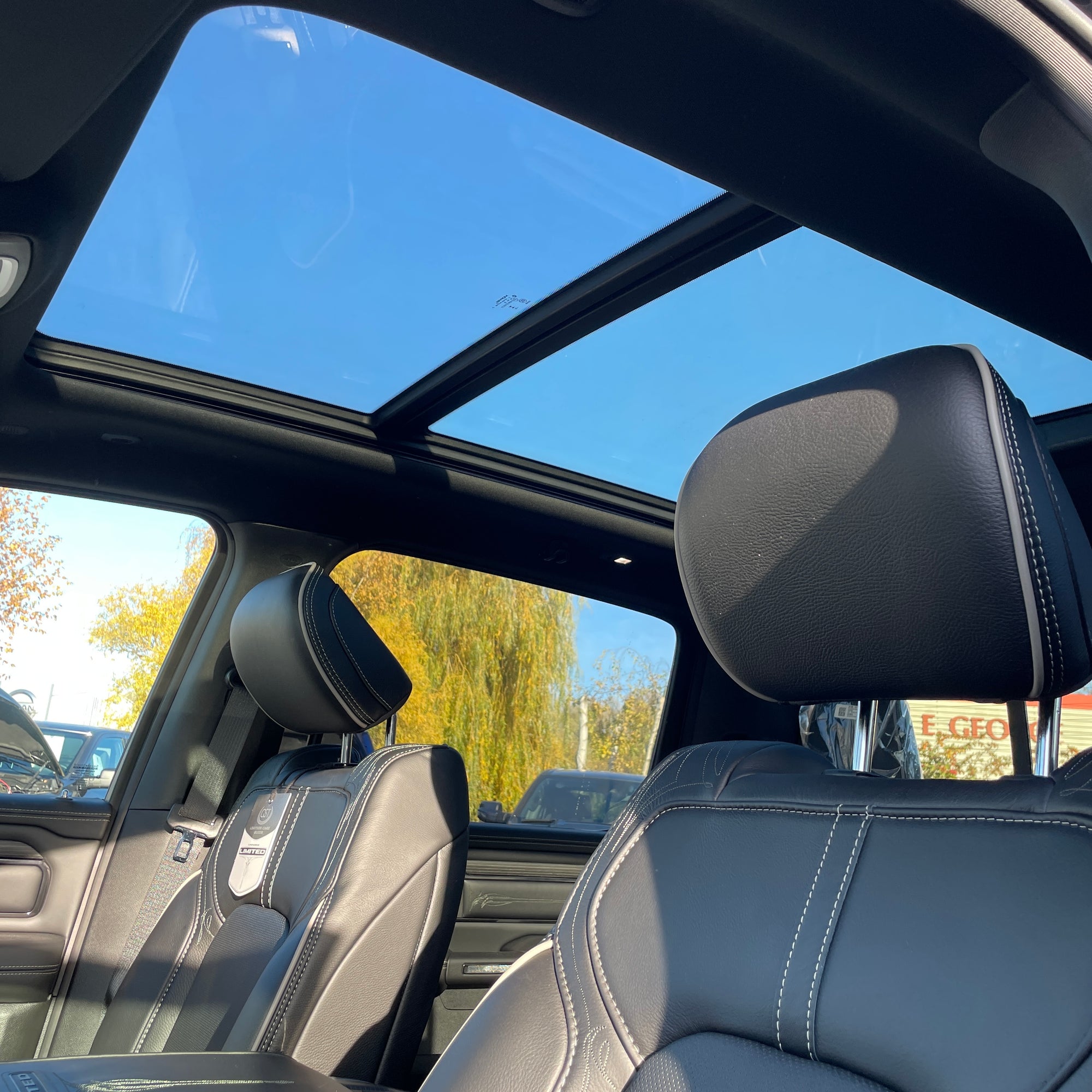 RAM 1500 LIMITED NIGHT CREW CAB - DIAMOND BLACK WITH BLACK