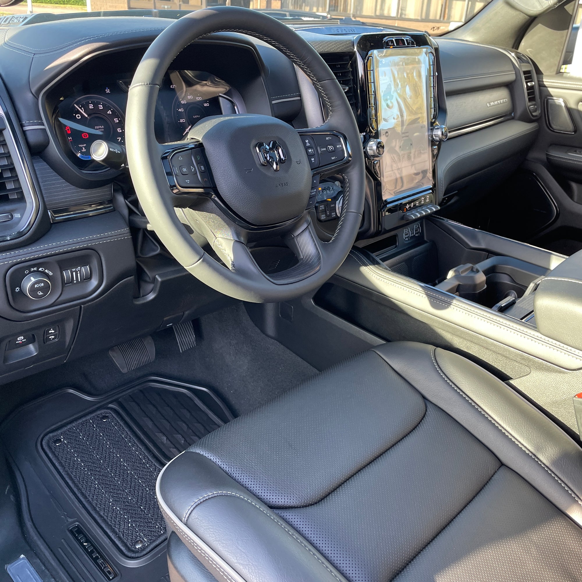 RAM 1500 LIMITED NIGHT CREW CAB - DIAMOND BLACK WITH BLACK