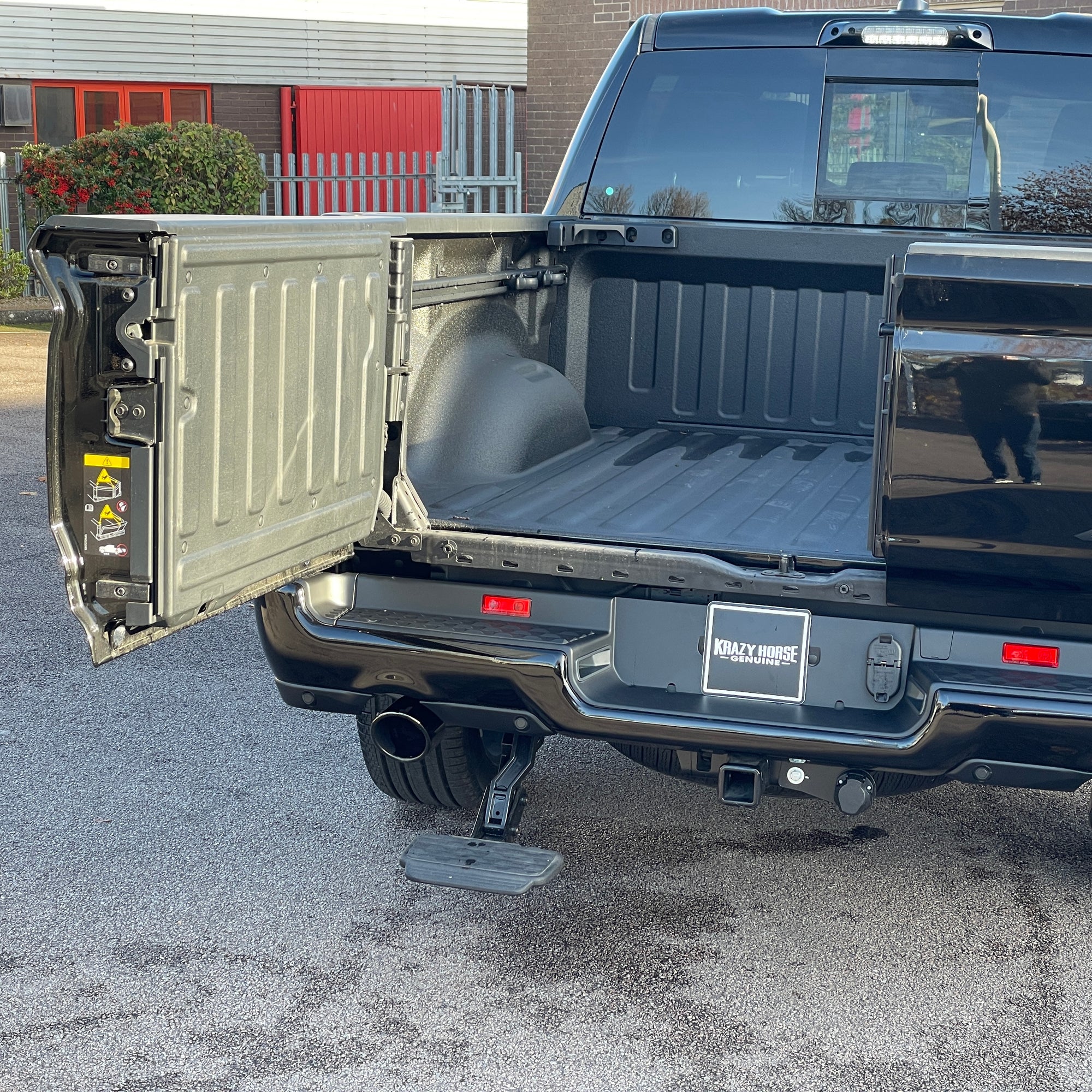 RAM 1500 LIMITED NIGHT CREW CAB - DIAMOND BLACK WITH BLACK