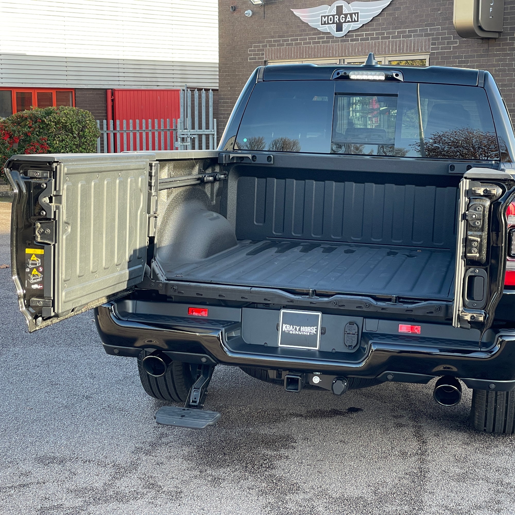 RAM 1500 LIMITED NIGHT CREW CAB - DIAMOND BLACK WITH BLACK