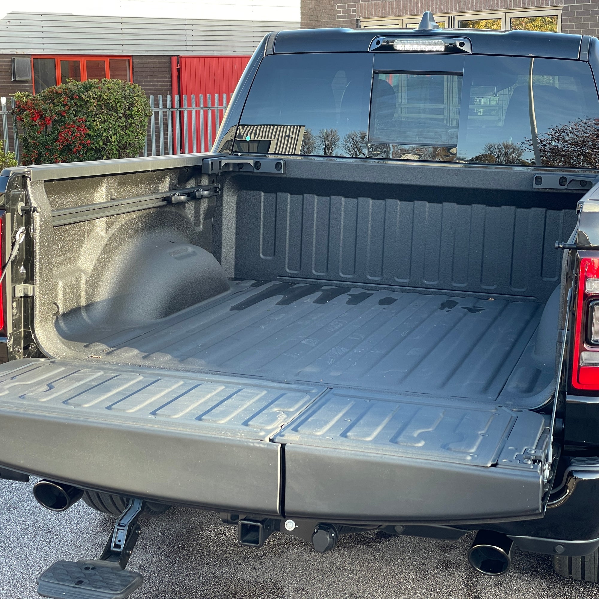 RAM 1500 LIMITED NIGHT CREW CAB - DIAMOND BLACK WITH BLACK