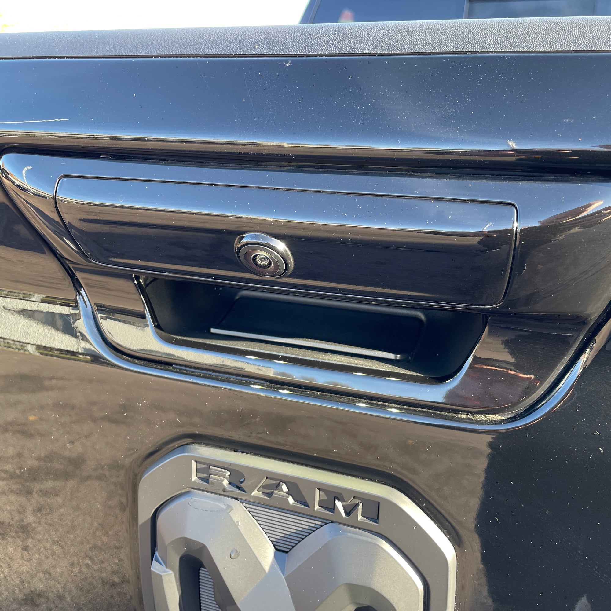 RAM 1500 LIMITED NIGHT CREW CAB - DIAMOND BLACK WITH BLACK