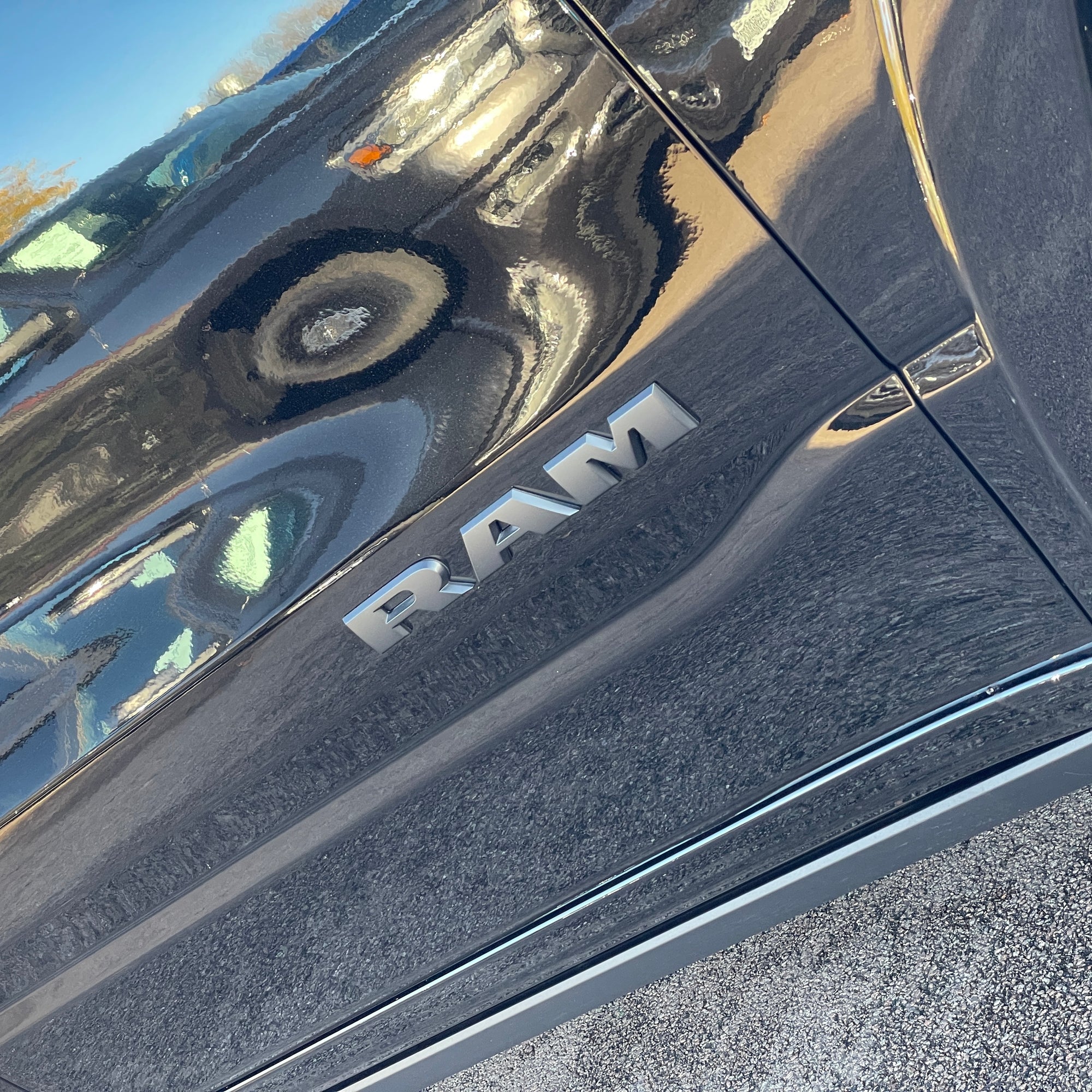 RAM 1500 LIMITED NIGHT CREW CAB - DIAMOND BLACK WITH BLACK