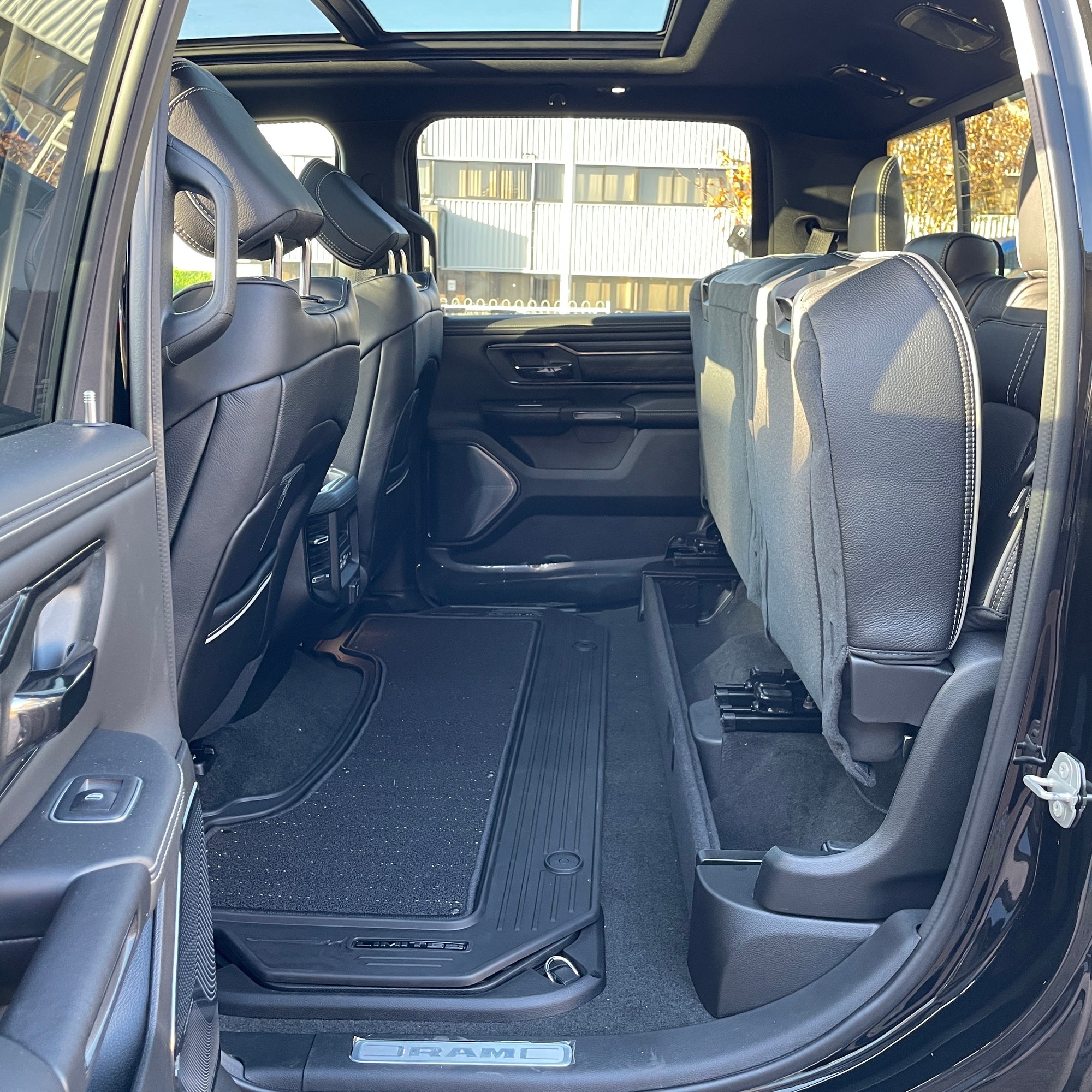 RAM 1500 LIMITED NIGHT CREW CAB - DIAMOND BLACK WITH BLACK