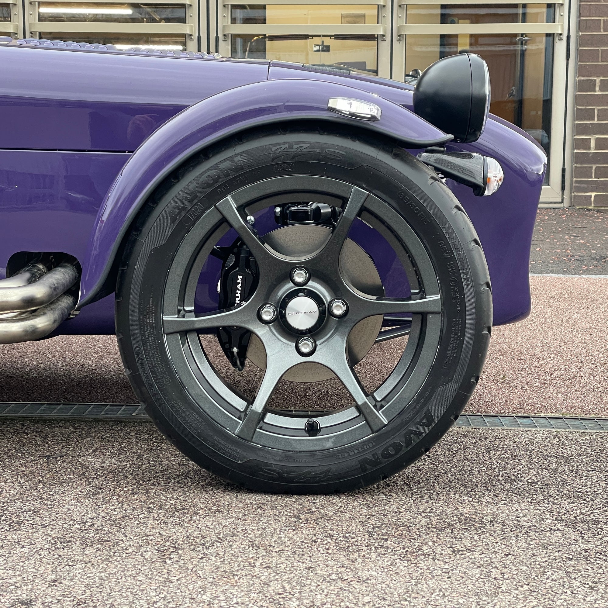 BRAND NEW UNREGISTERED CATERHAM SEVEN 420R - ULTRAVIOLET WITH BLACK