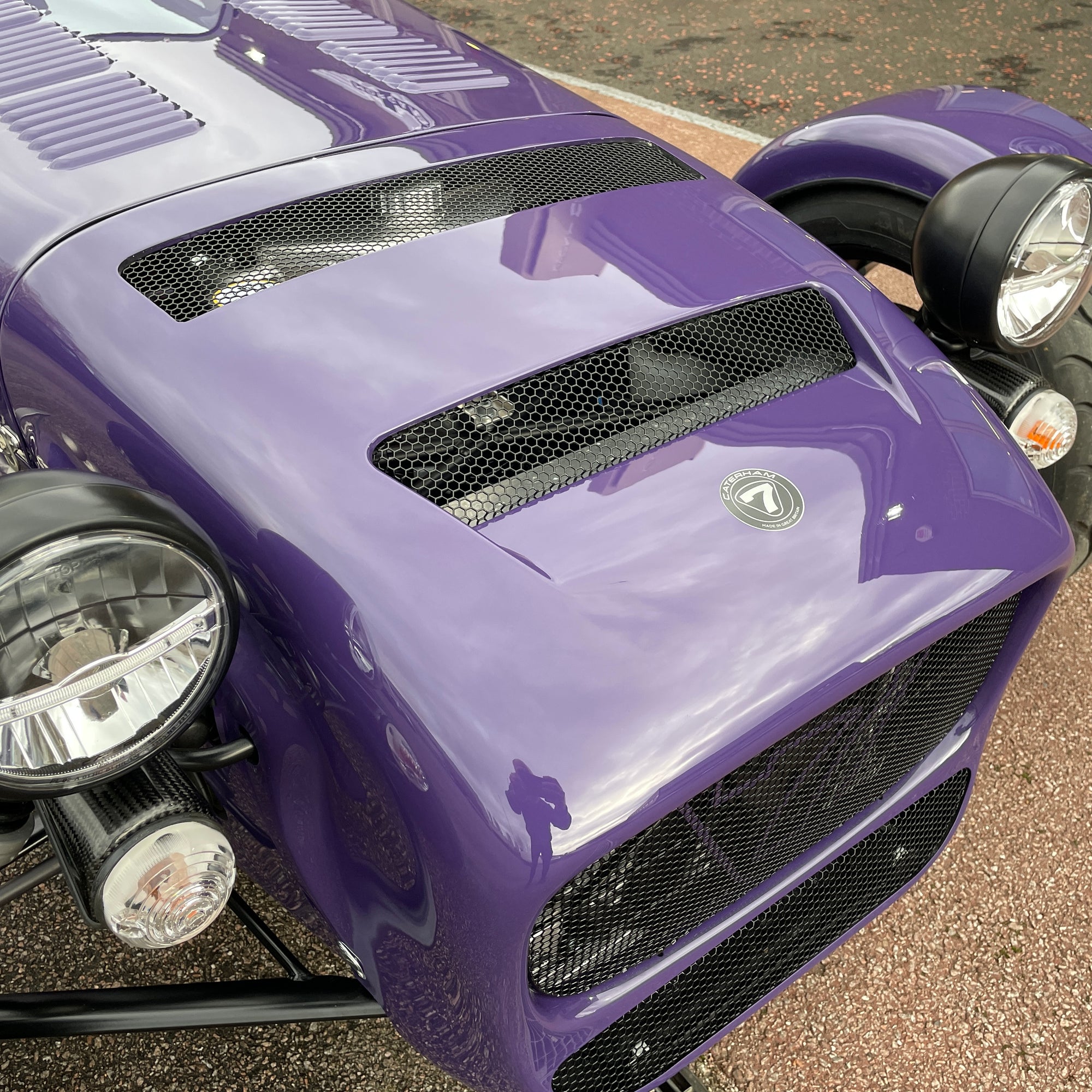 BRAND NEW UNREGISTERED CATERHAM SEVEN 420R - ULTRAVIOLET WITH BLACK