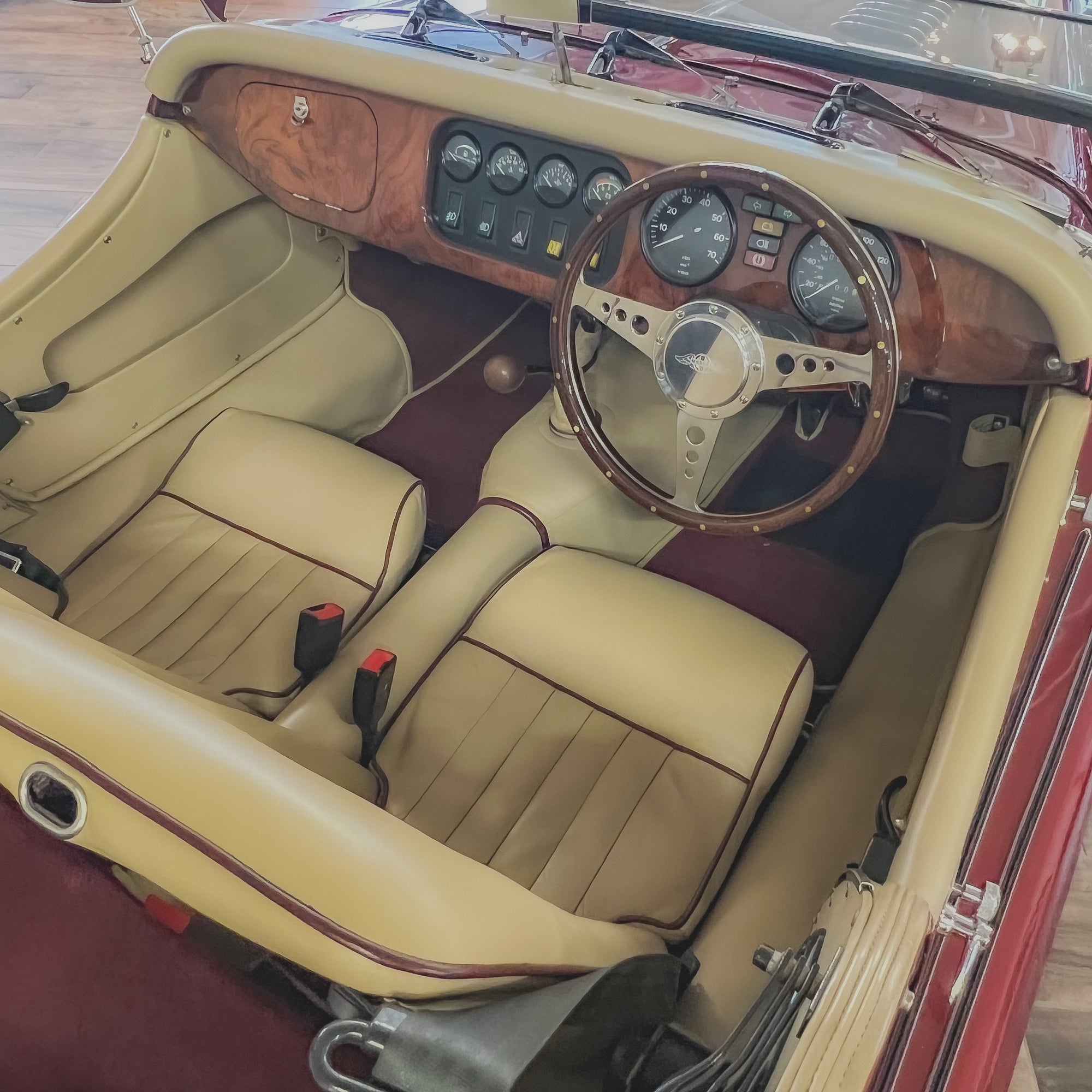 Morgan 4/4 LOW LINE - BMW Calypso Red