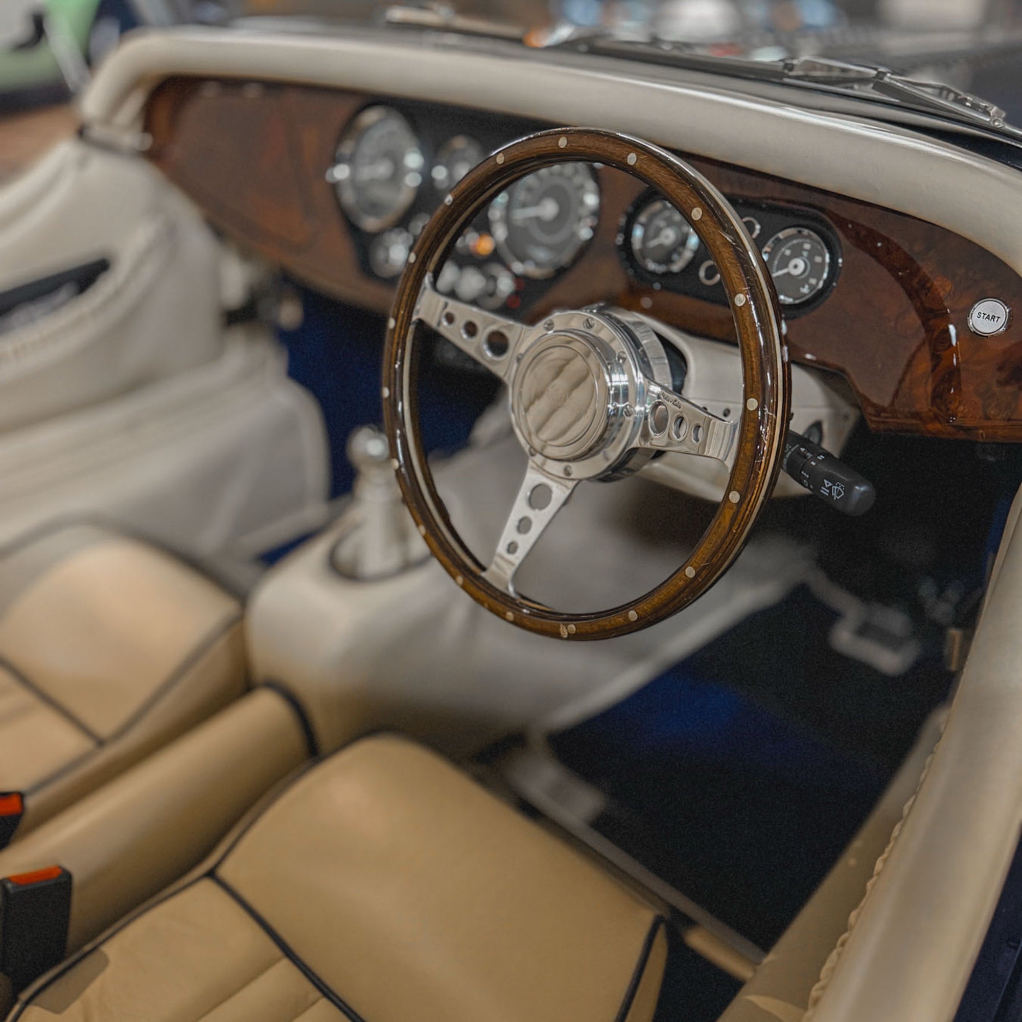 Morgan Plus 4 Ford 2.0 duratech - Ferrari Midnight Blue