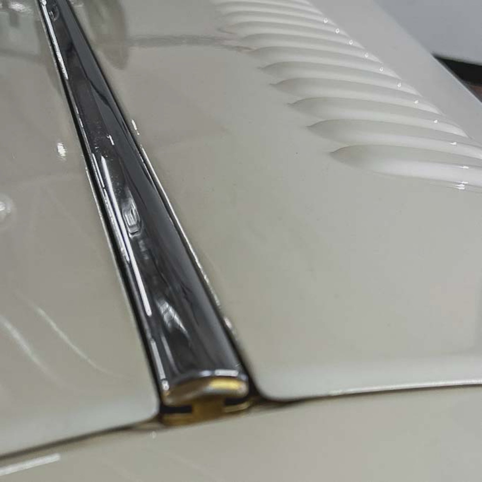 Morgan Plus 8 - Old English White