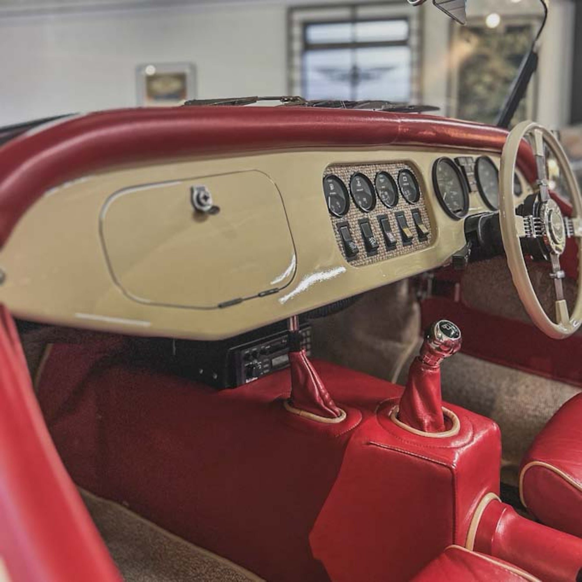 Morgan Plus 8 - Old English White