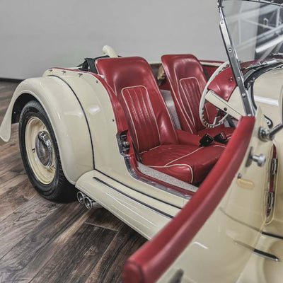 Morgan Plus 8 - Old English White