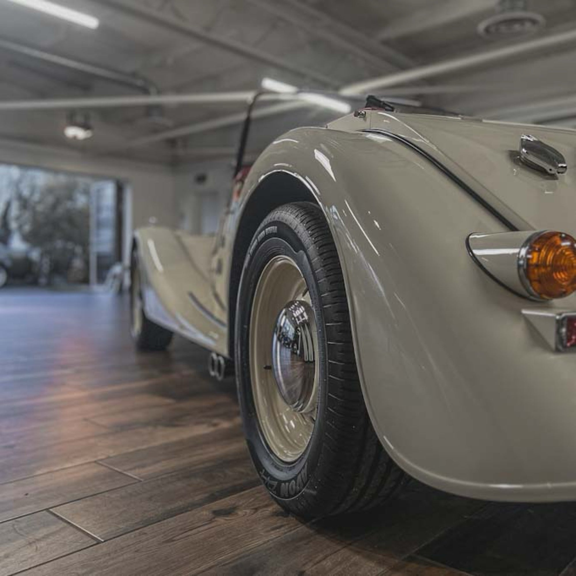 Morgan Plus 8 - Old English White