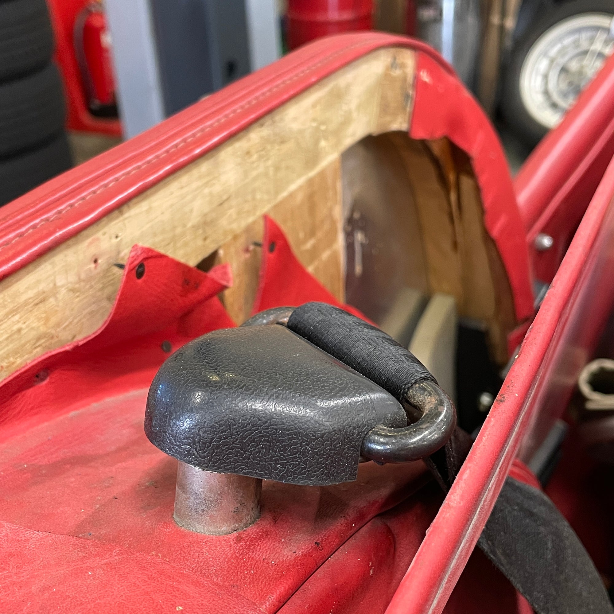 Morgan Plus 8 - Old English White