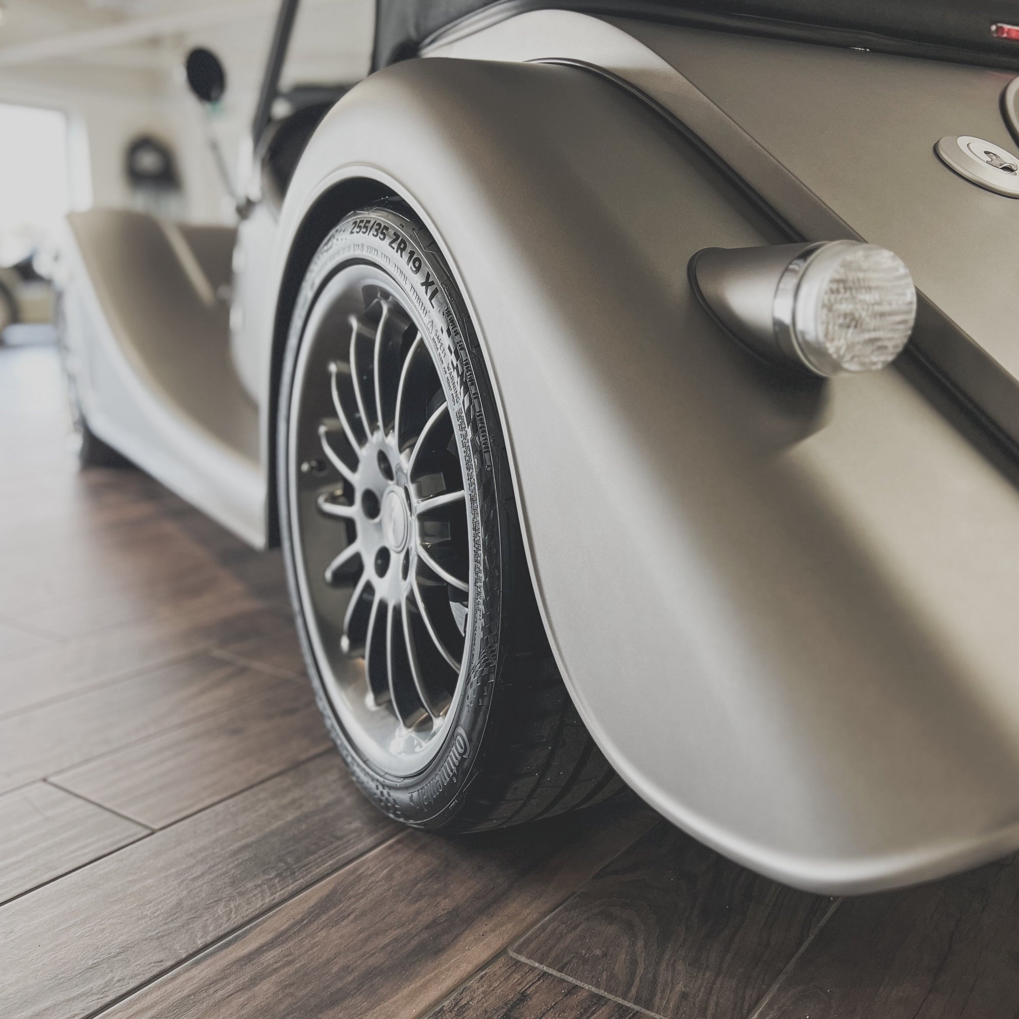 Morgan Plus Six - Shark Skin Satin Met