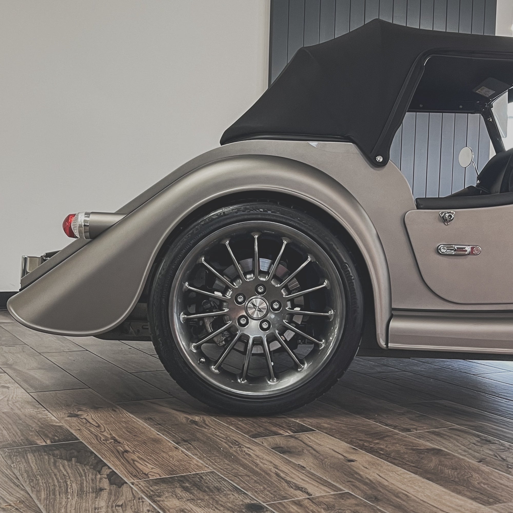 Morgan Plus Six - Shark Skin Satin Met