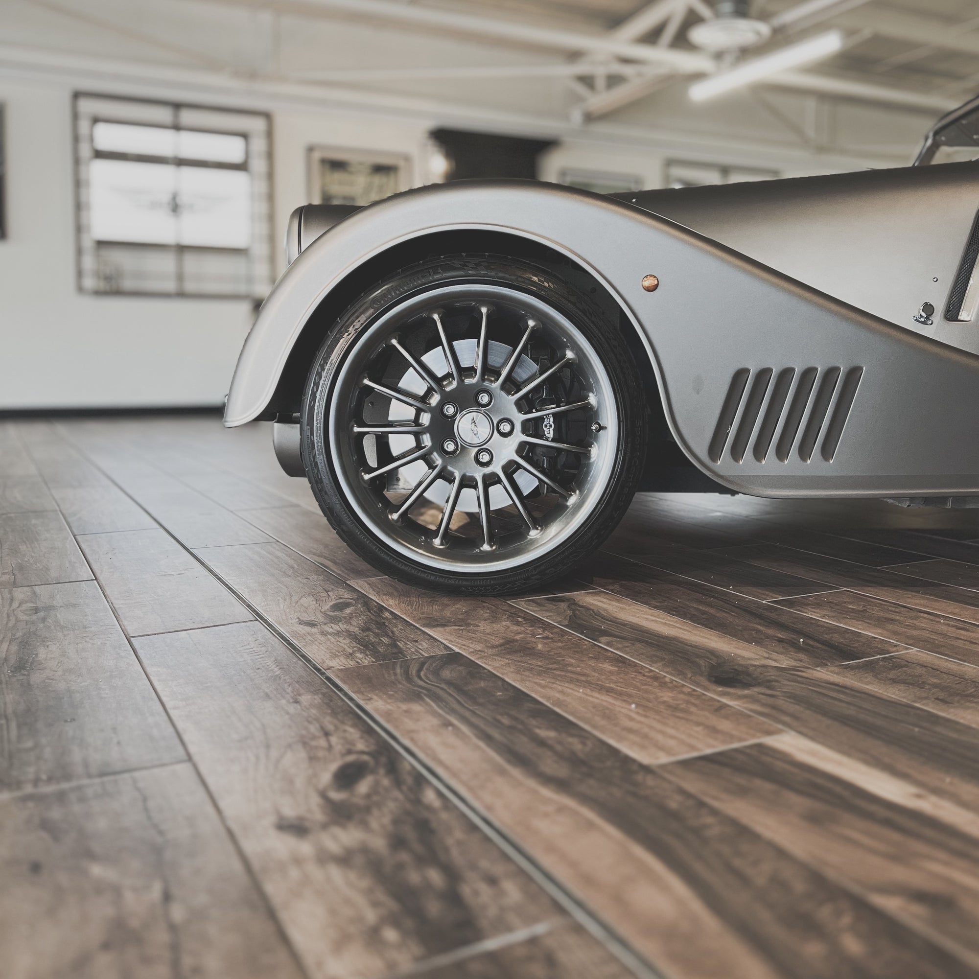 Morgan Plus Six - Shark Skin Satin Met