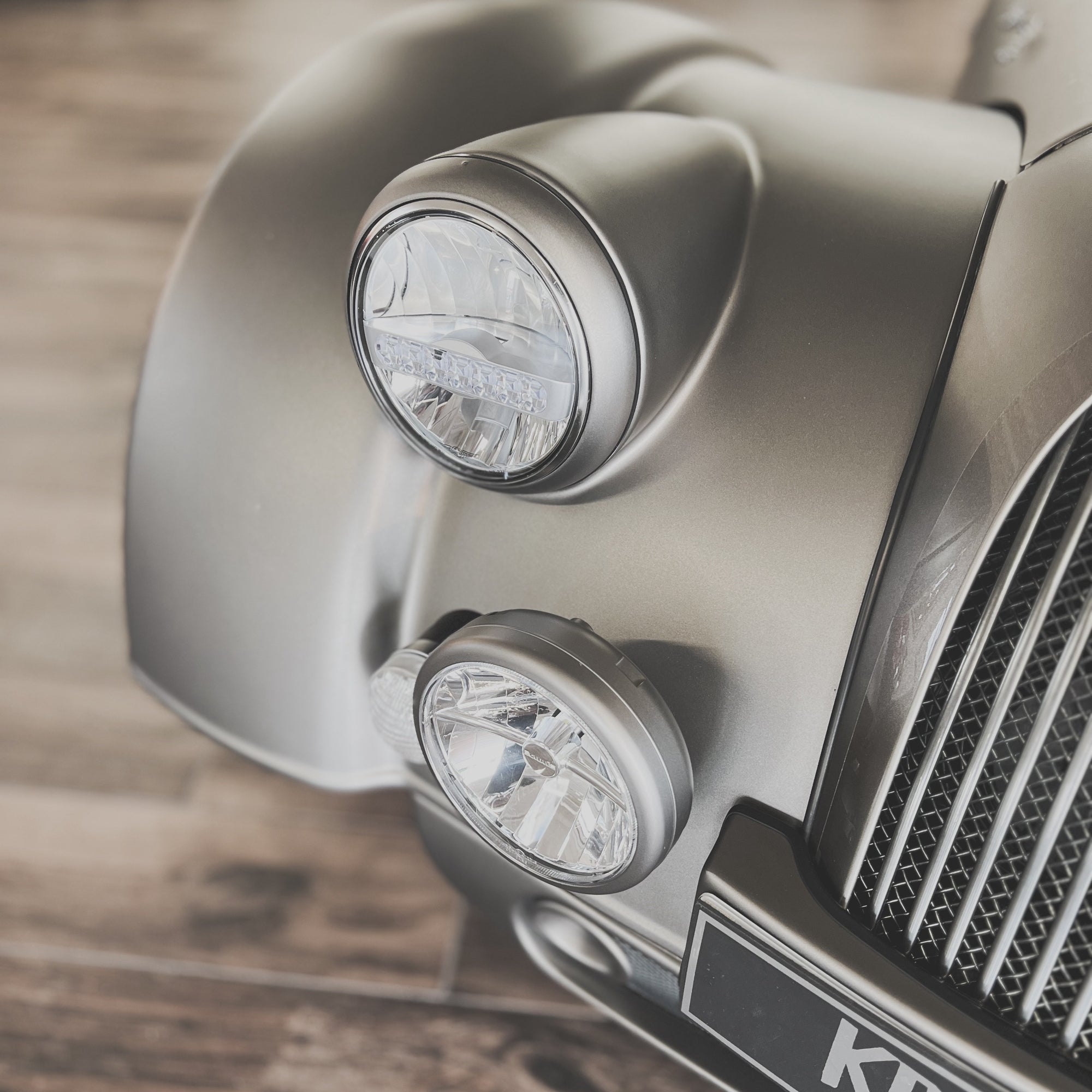 Morgan Plus Six - Shark Skin Satin Met