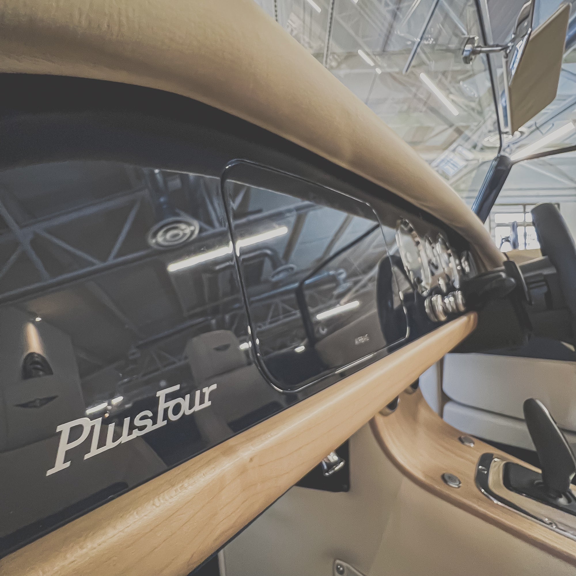 Morgan 23 Plus Four Auto - Classique Ferrari Blue