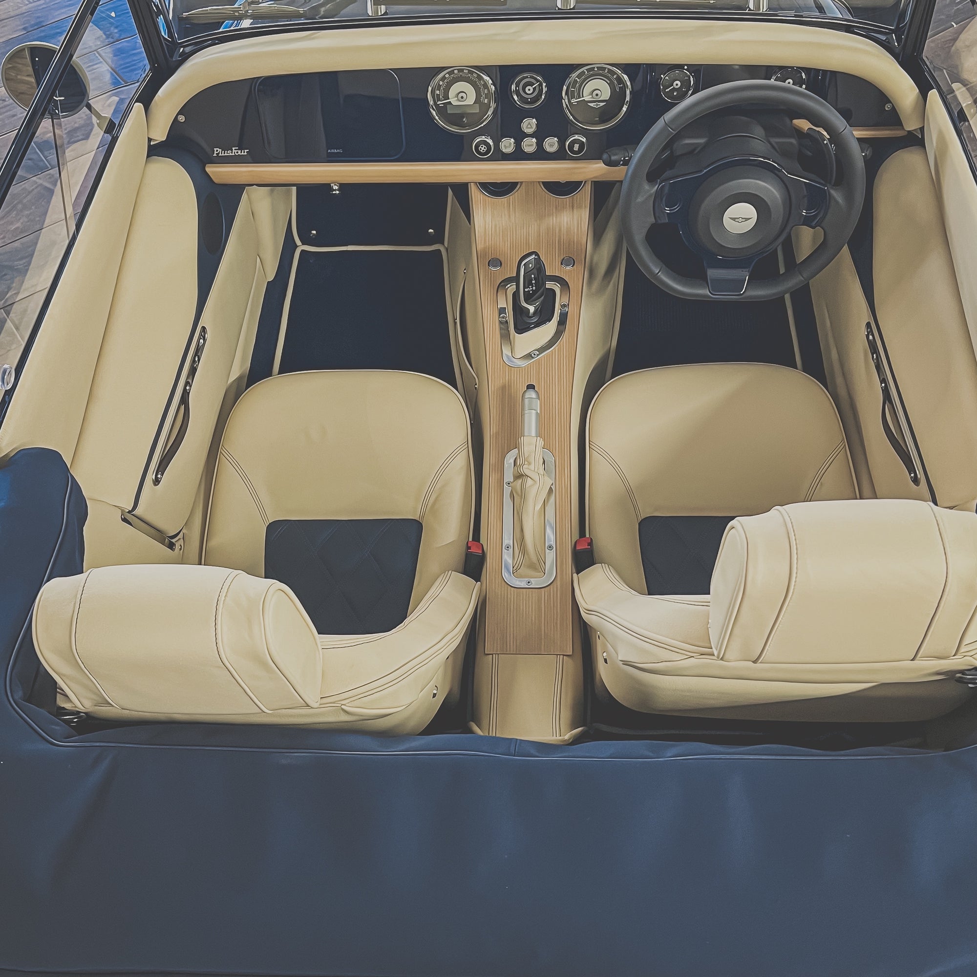 Morgan 23 Plus Four Auto - Classique Ferrari Blue