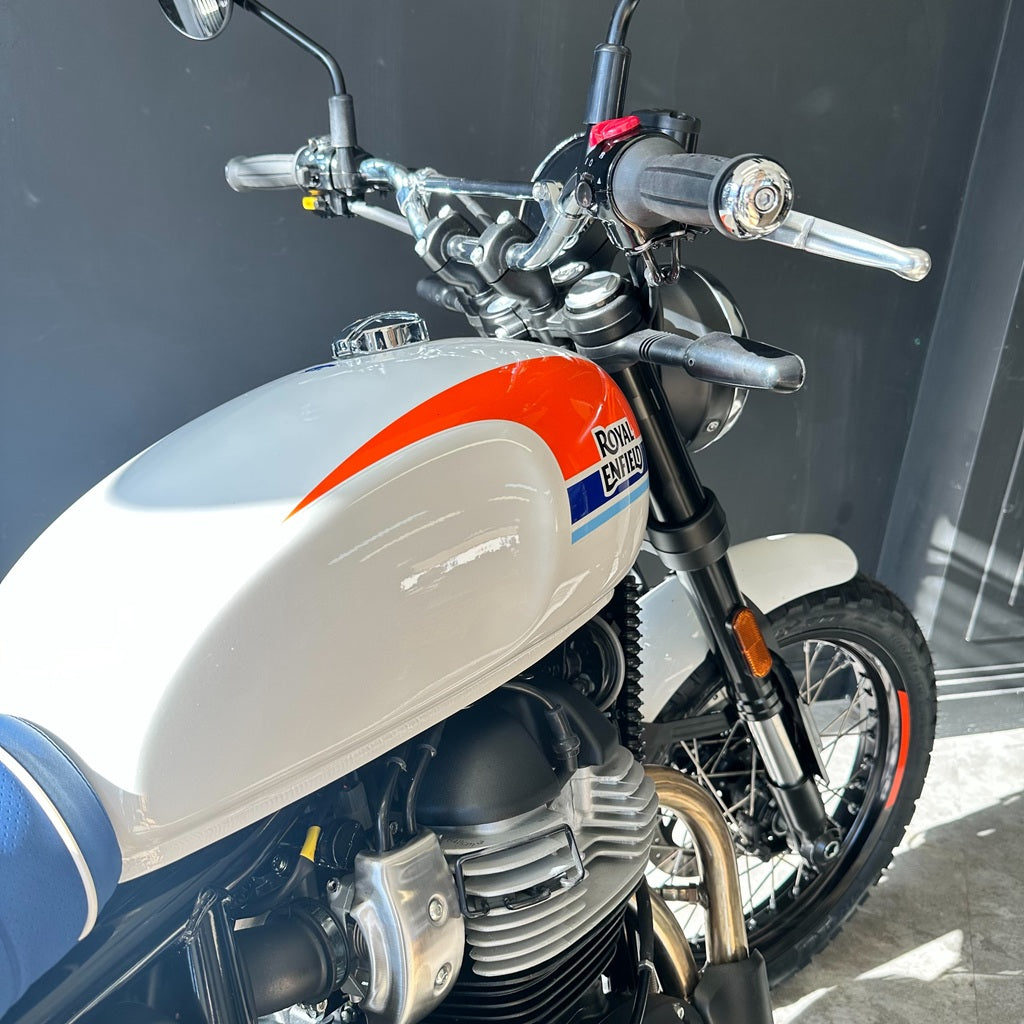 Royal Enfield Interceptor Bear 650 - BOARDWALK WHITE