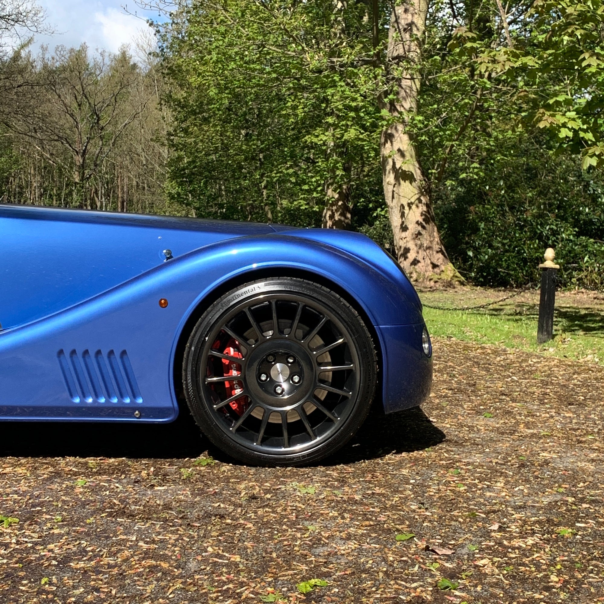 Morgan Mk5 Aero 8 - Topaz Blue Metallic with Ivory leather