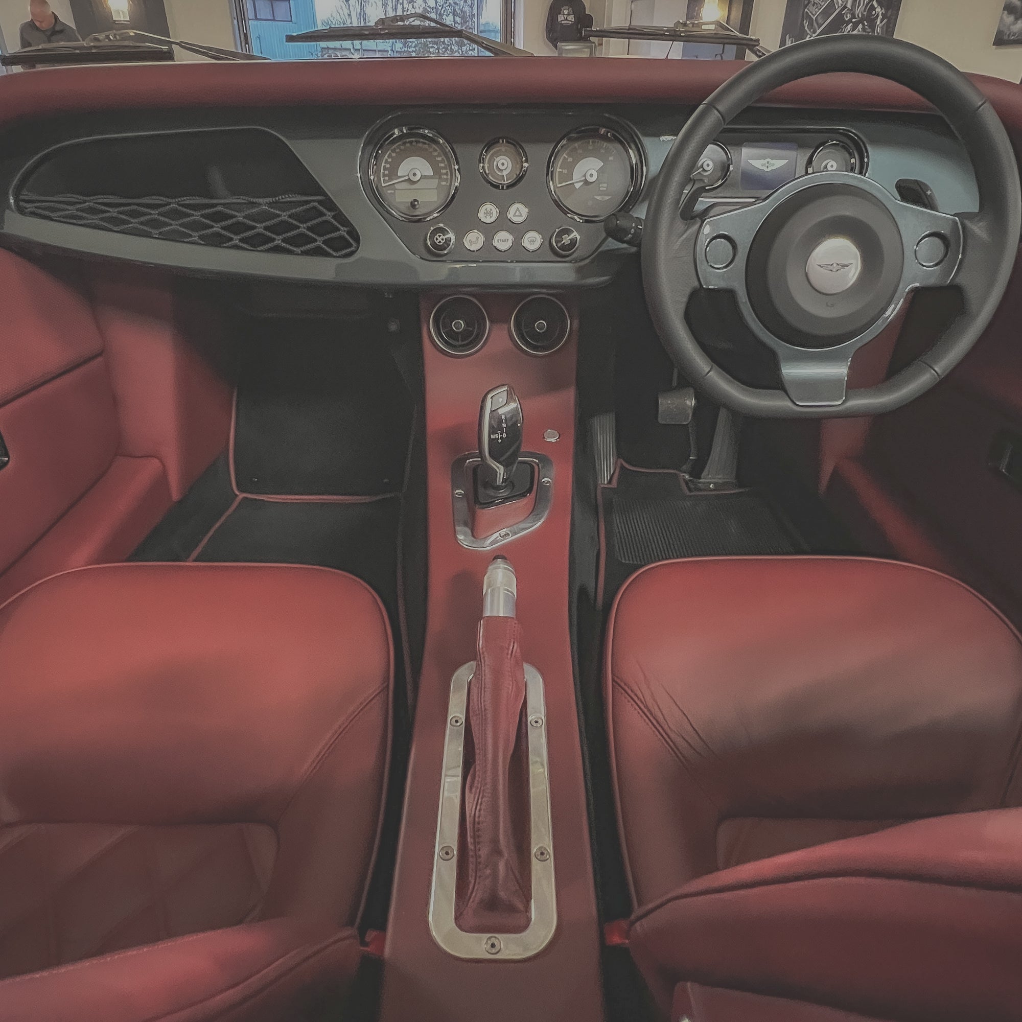 SOLD - Morgan Plus Six 3.0 Automatic - Classic Porsche Adventure Green pearlescent