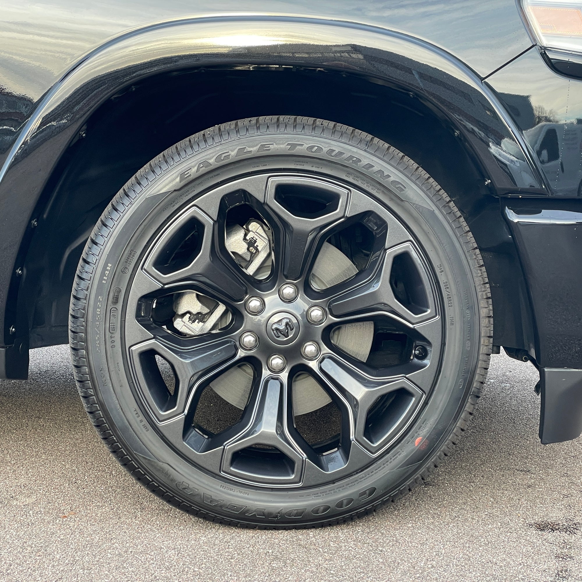 RAM 1500 LIMITED NIGHT EDITION CREW CAB - DIAMOND BLACK WITH BLACK